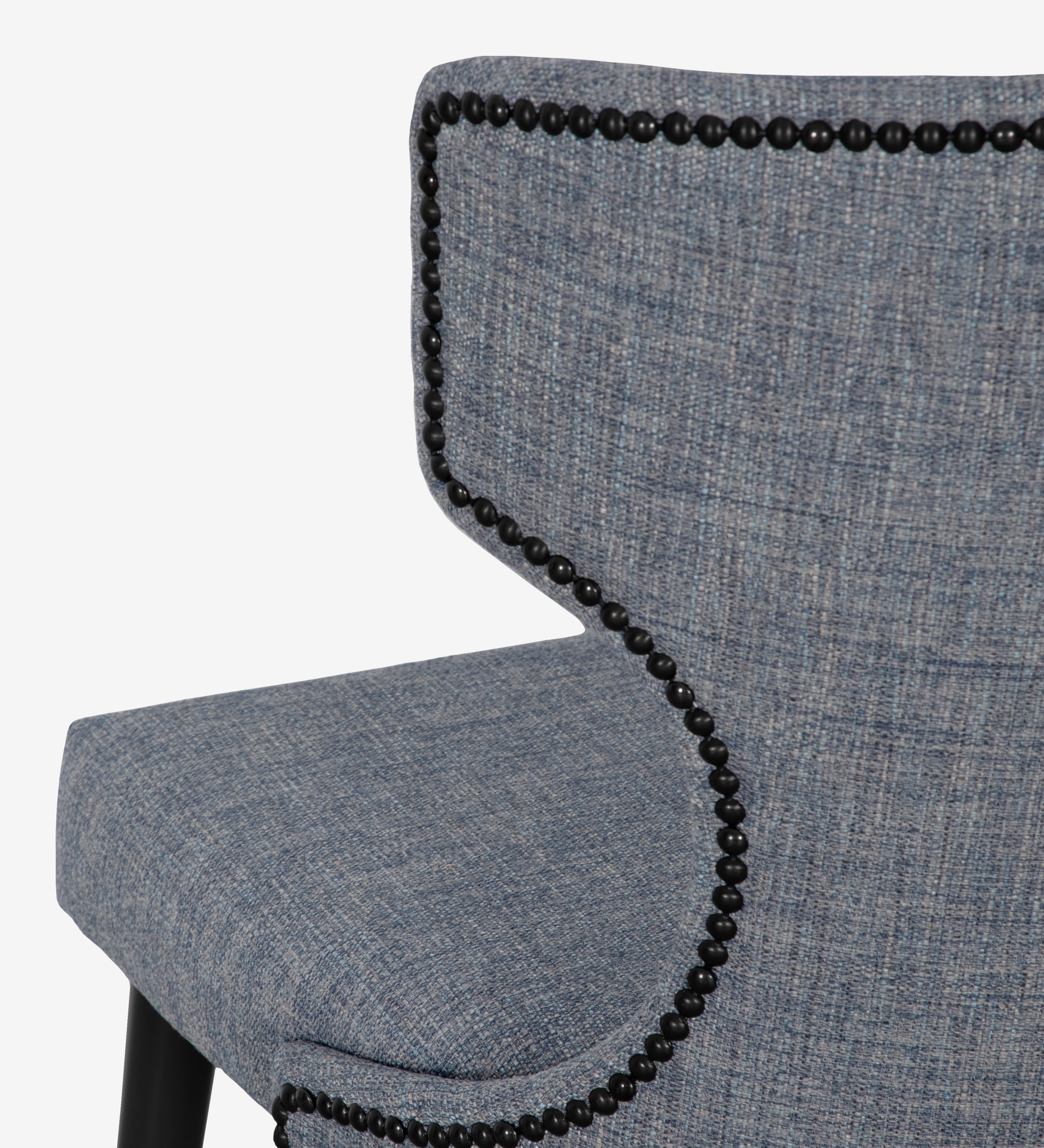 Cadeira Pico em tecido azul com acabamento de tachas pretas