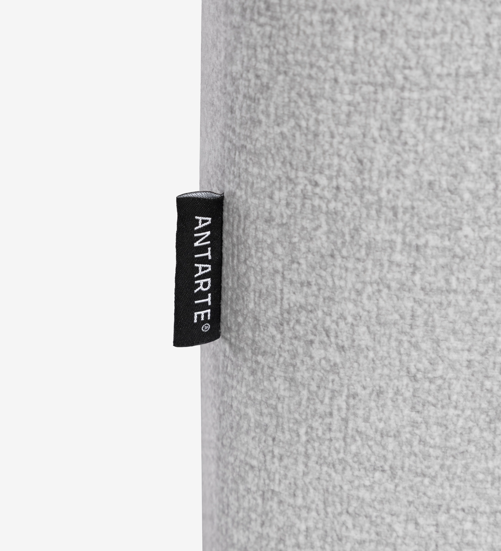 Paris Sofa with Chaise Longue close-up of light gray fabric and black ANTARTE tag