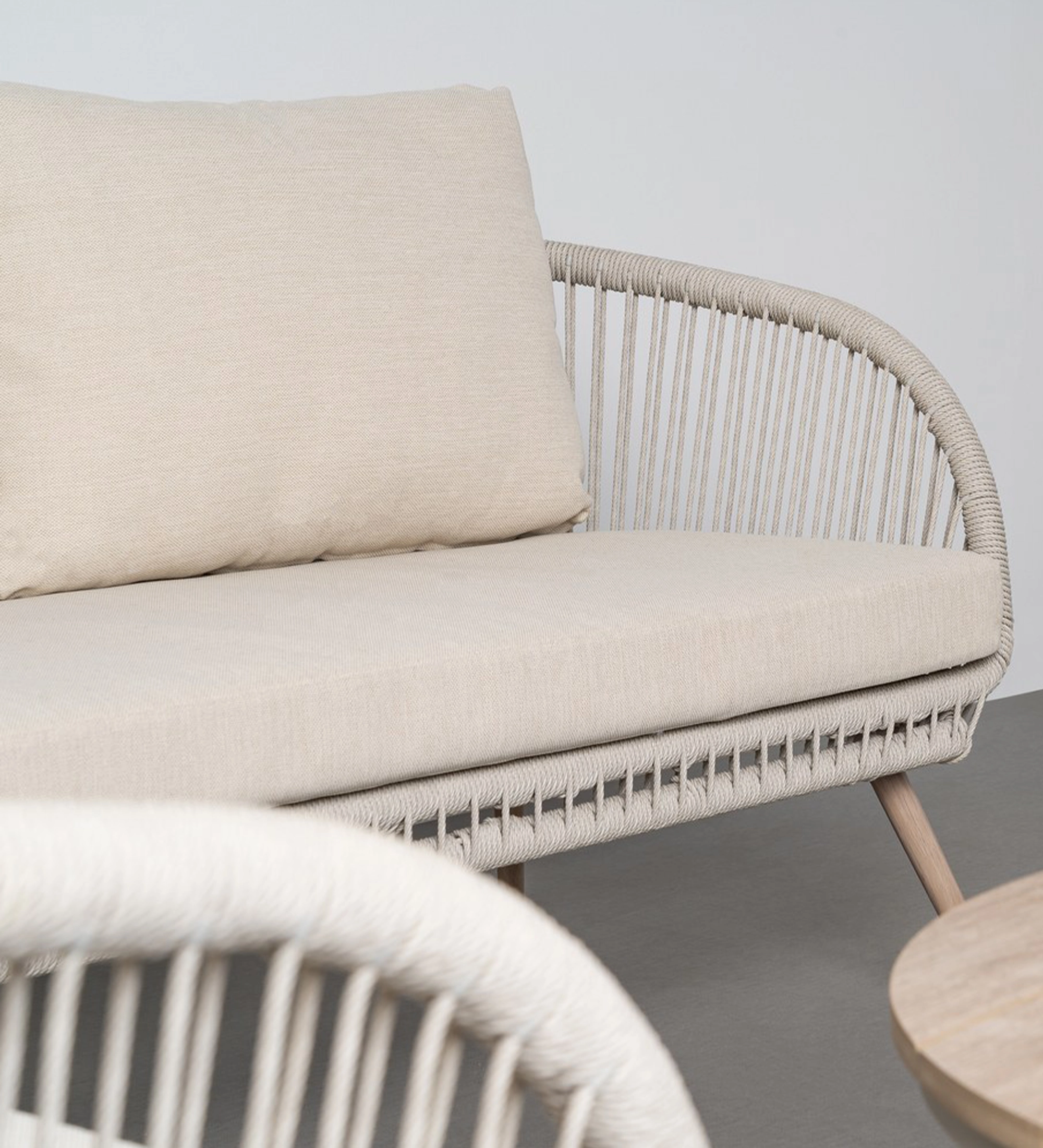 Conjunto Exterior Caminha com sofá em corda bege, almofadas e pés em madeira