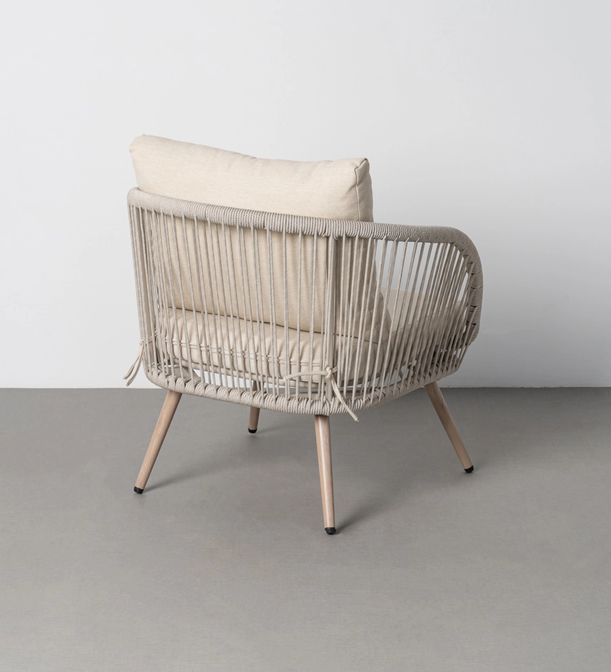 Cadeira de exterior em corda bege com almofadão e pés de madeira