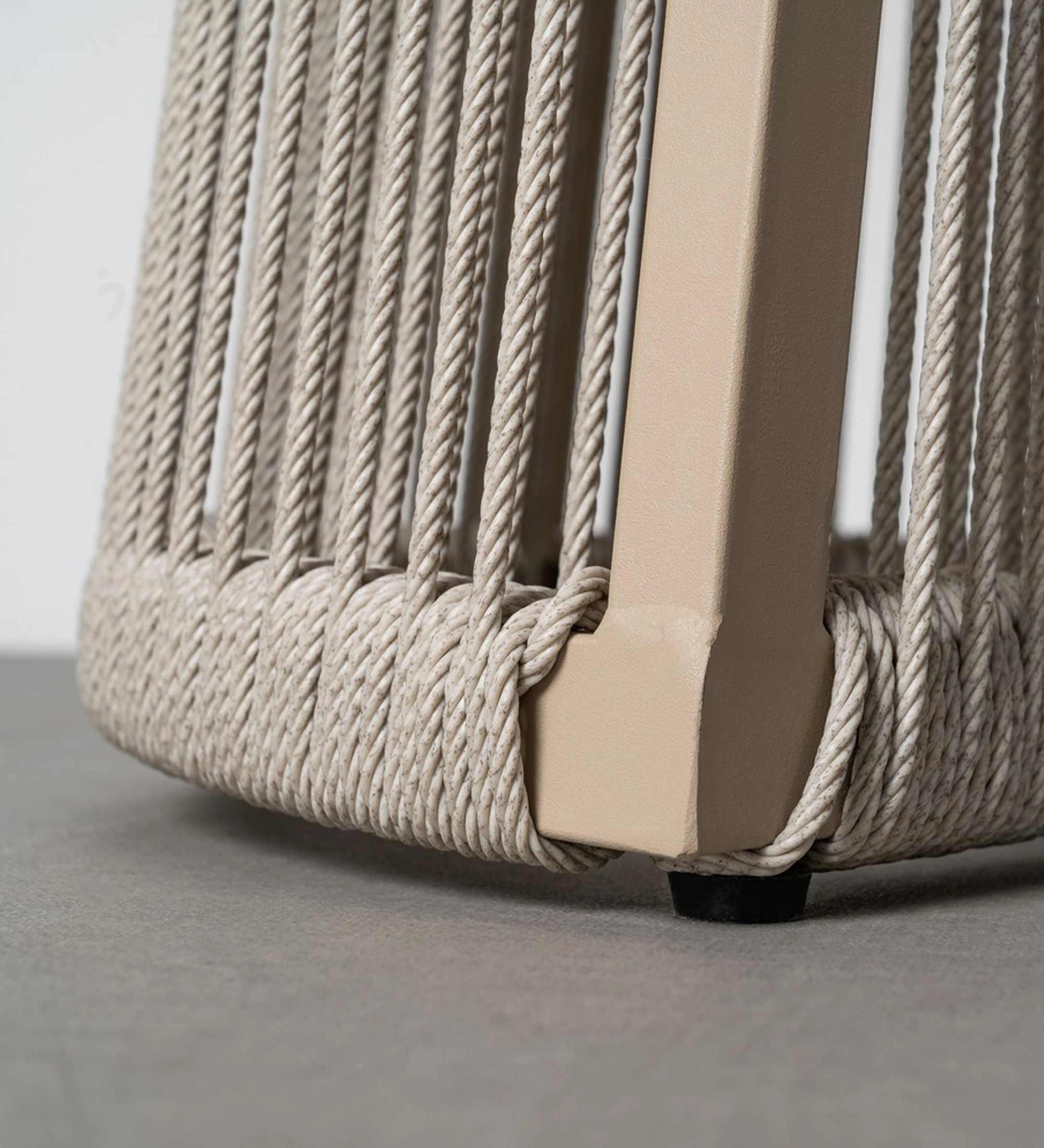 Detalhe da base da Mesa de Jantar Caminha com cordas trançadas e pé metálico