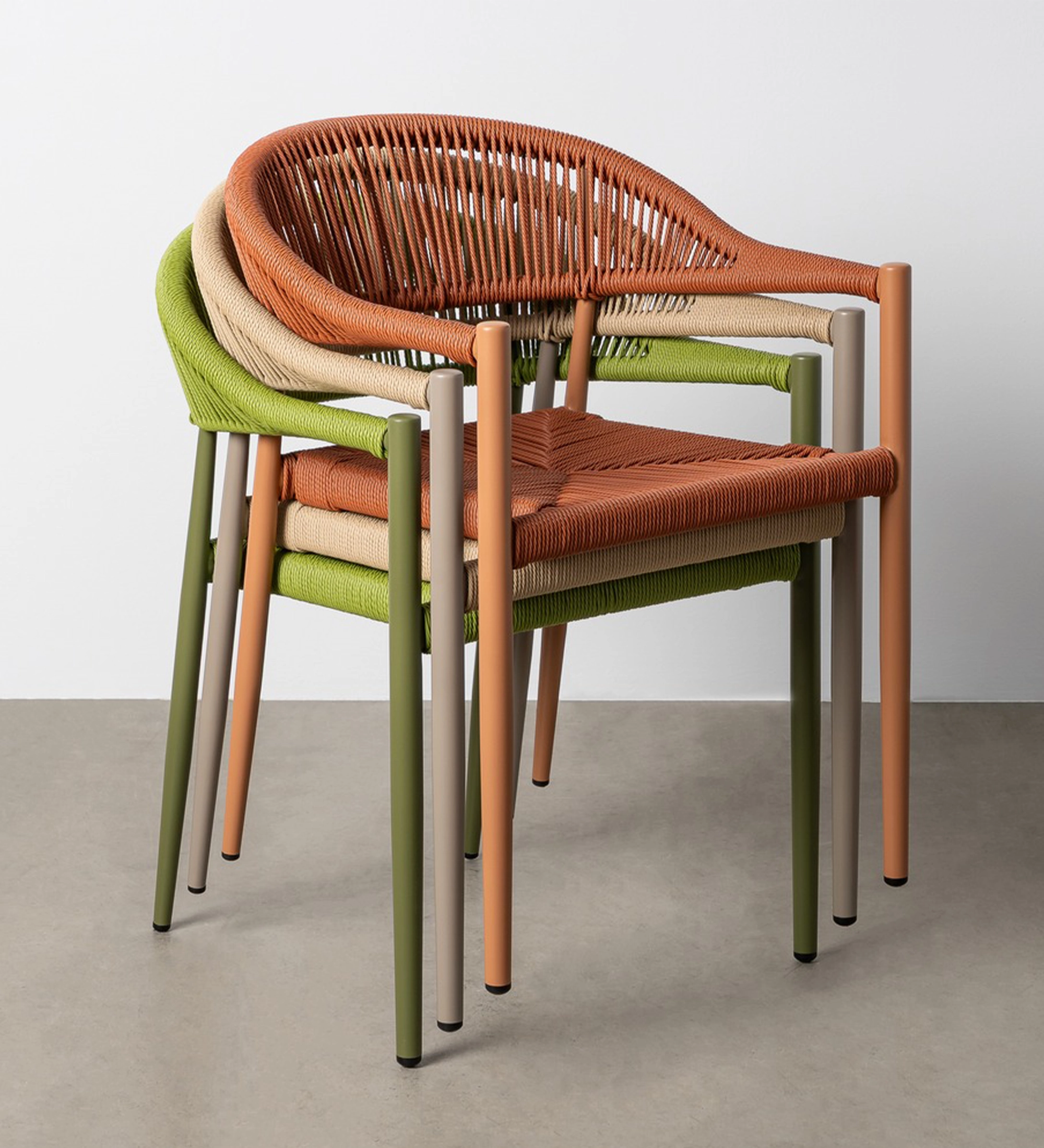 Cadeira Caminha empilhada em três cores com assento e encosto em corda trançada