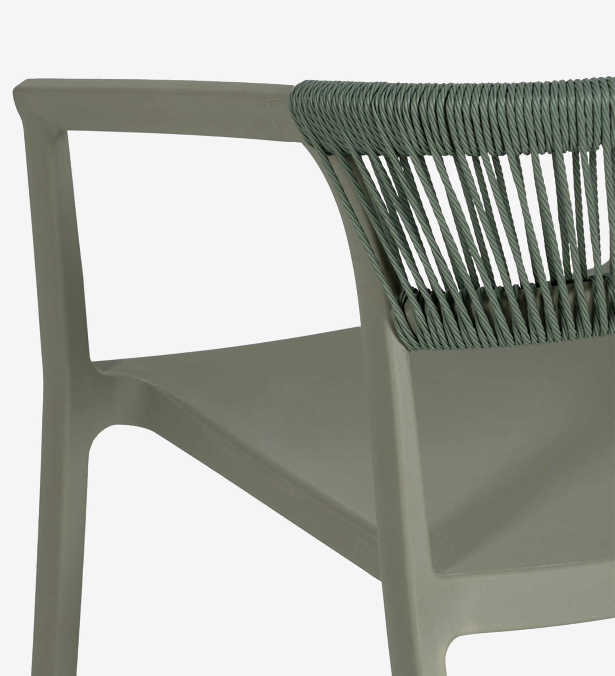 Cadeira Caminha em verde com estrutura em plástico e encosto trançado