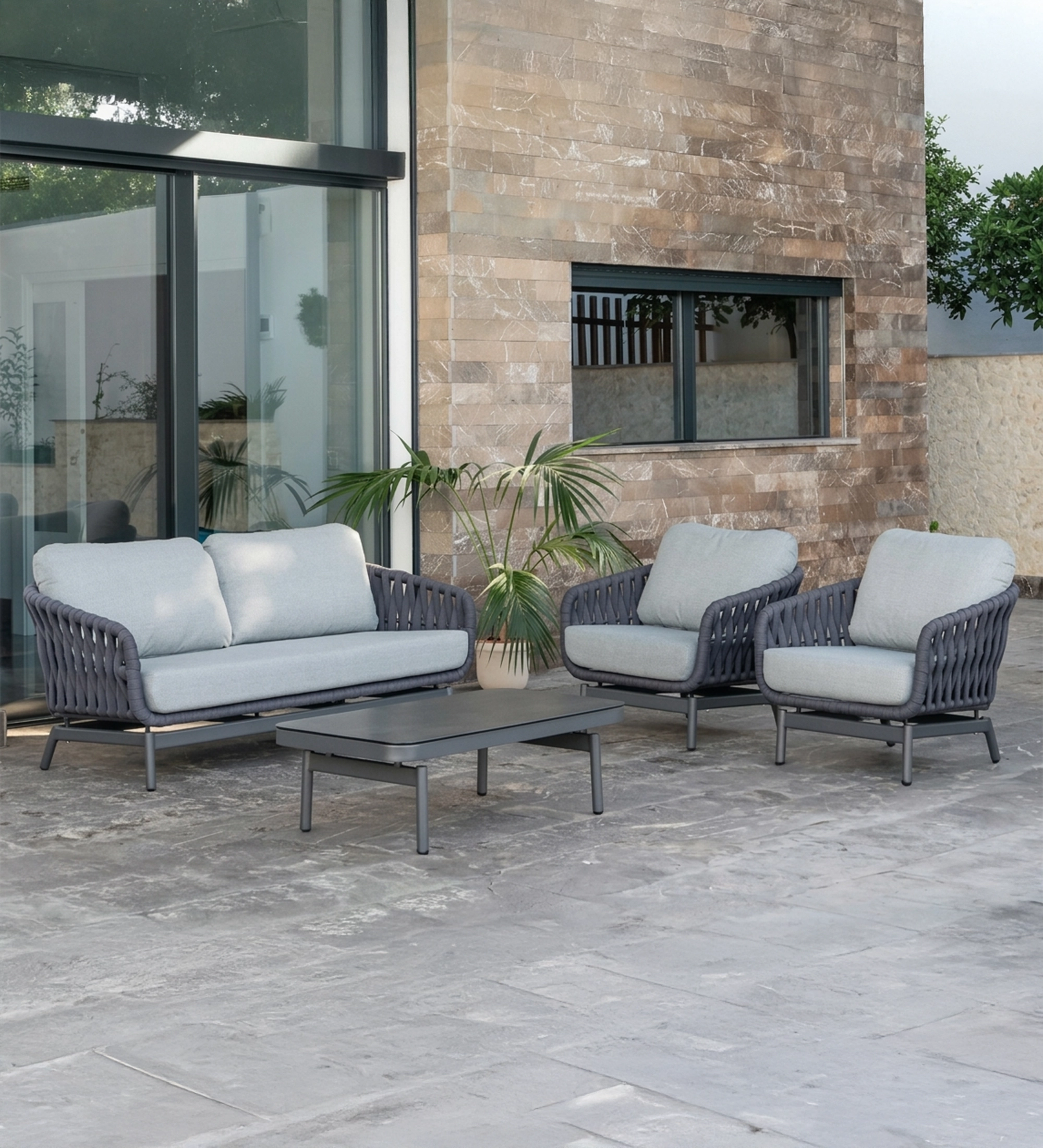 Conjunto exterior com sofá de dois lugares, duas poltronas e mesa de centro