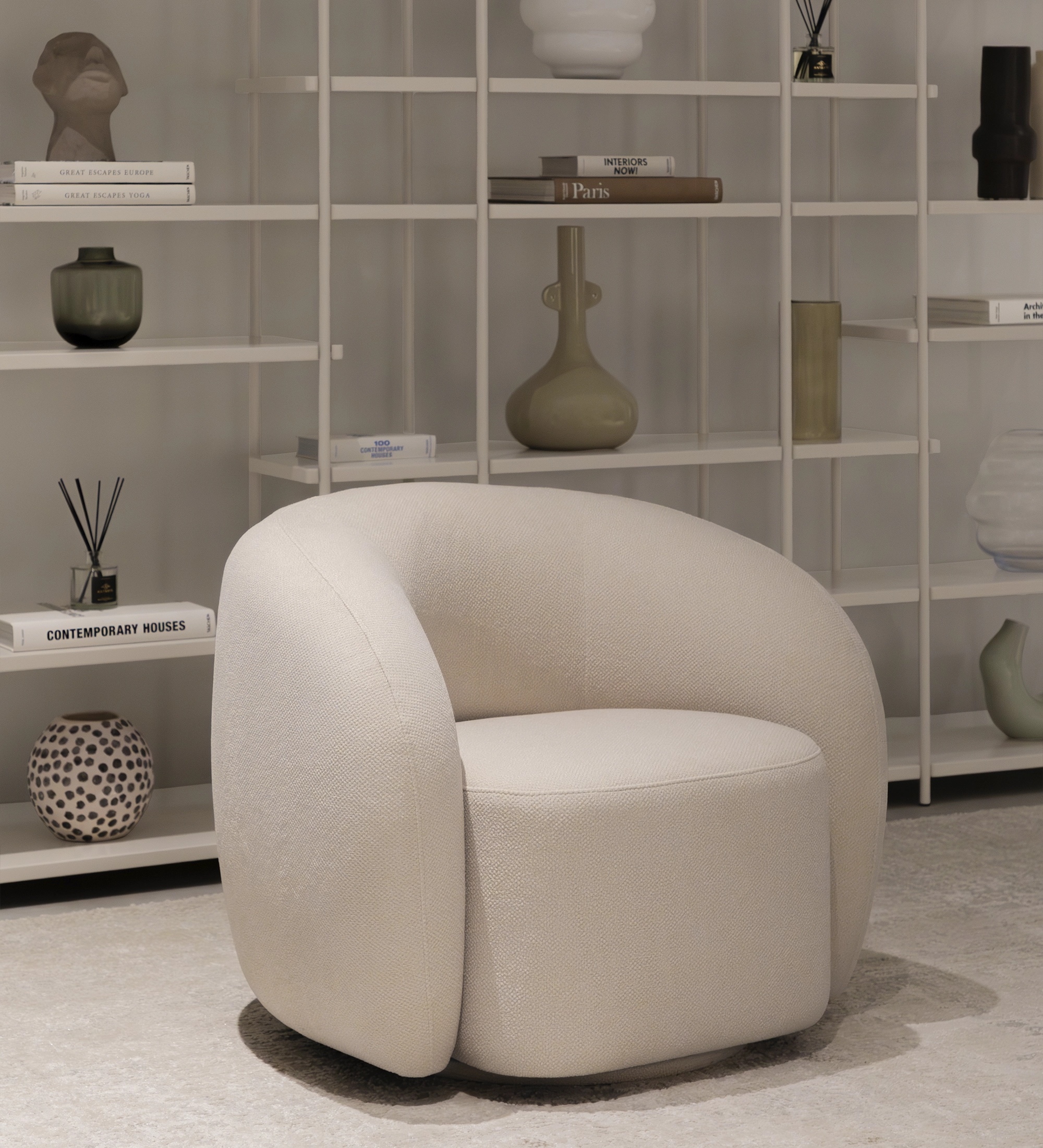 Fauteuil Monaco beige en tissu bouclé, forme arrondie, ambiance salon contemporain