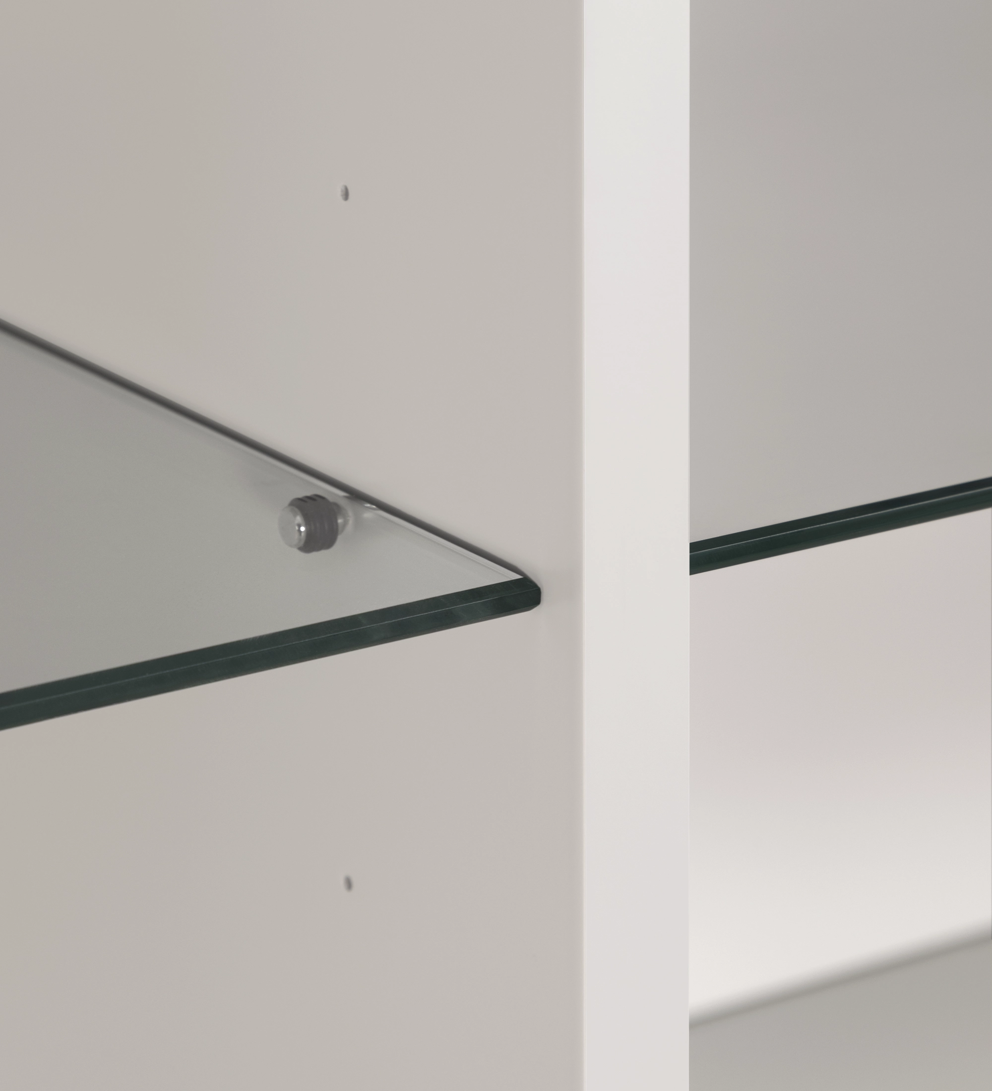 Vitrine branca interior com prateleira de vidro e suporte metálico