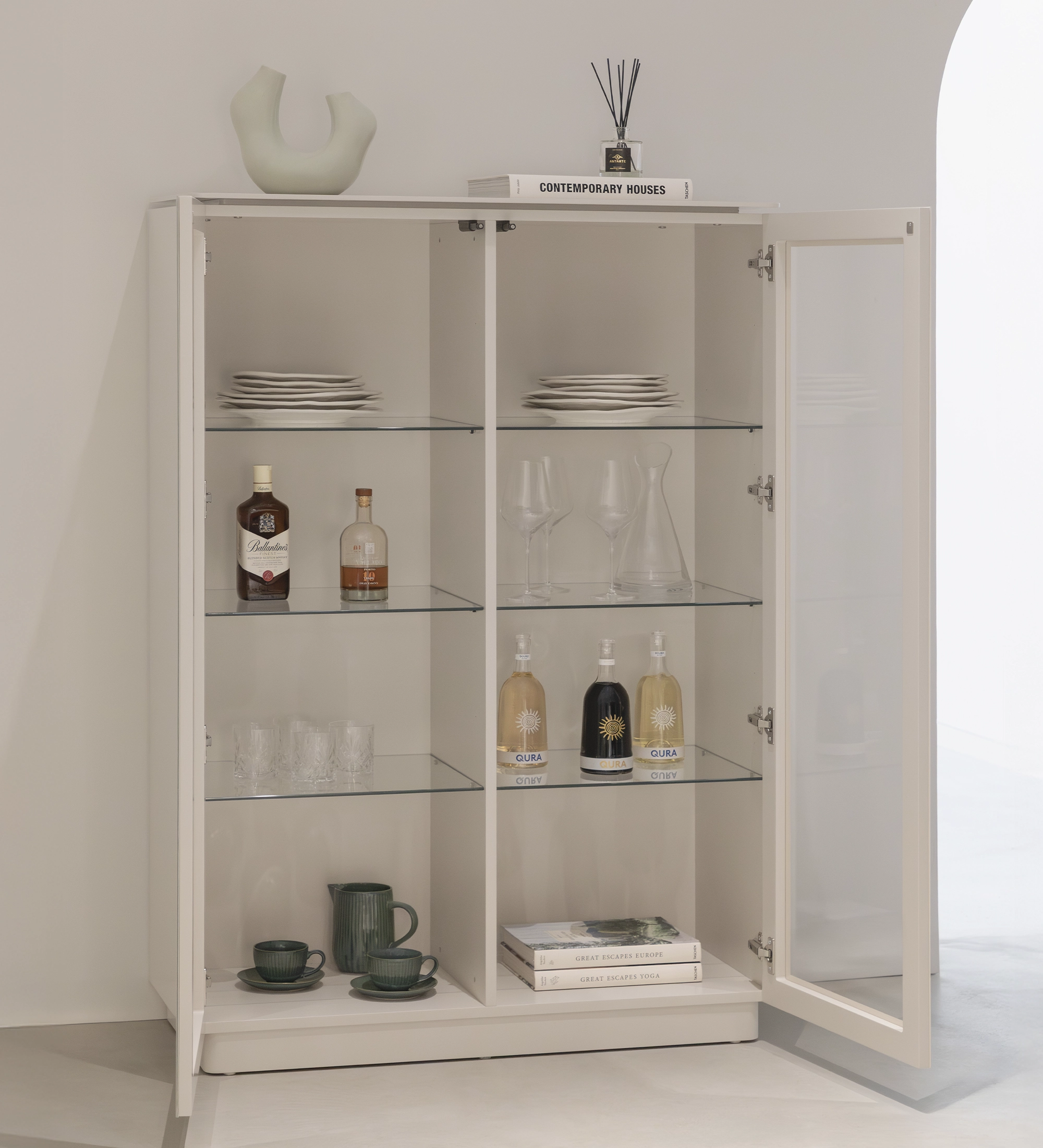 Vitrine Geneve branca com portas de vidro e prateleiras com loiça e garrafas