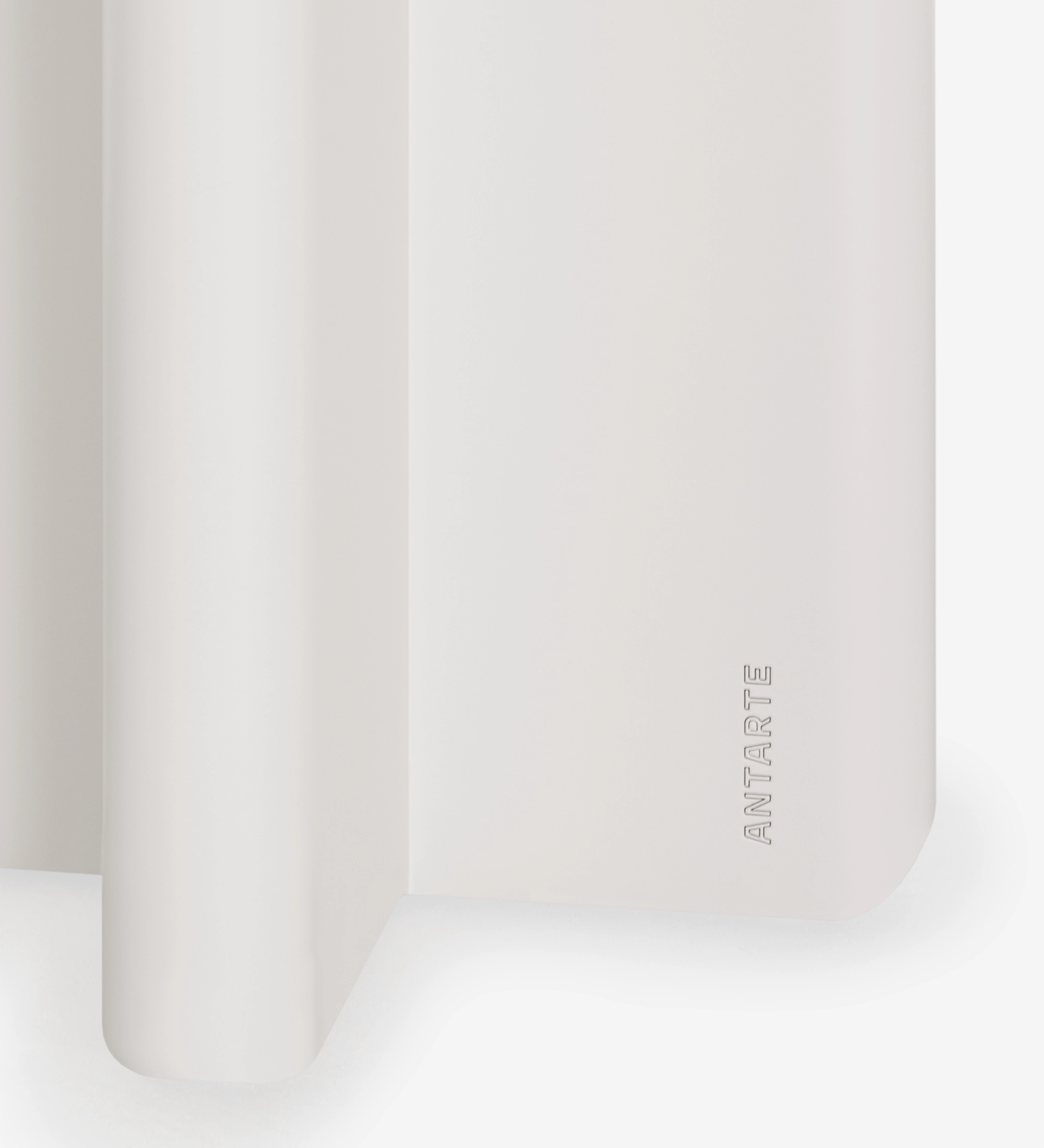 Mónaco Side Table close-up showing white rounded edge, scalloped leg and Antarte logo