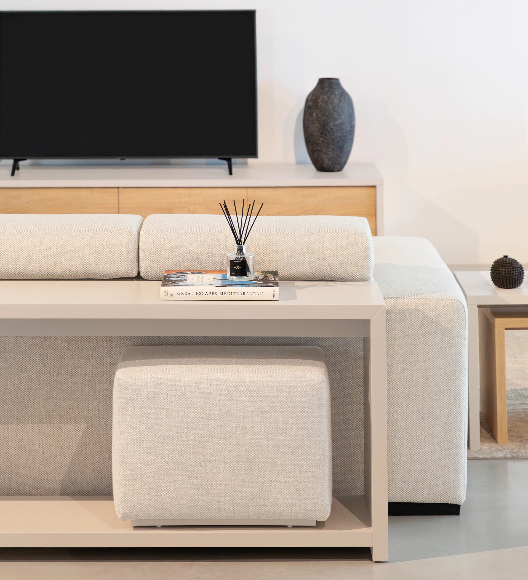 Pouf Nice cube beige sous console derrière canapé minimaliste