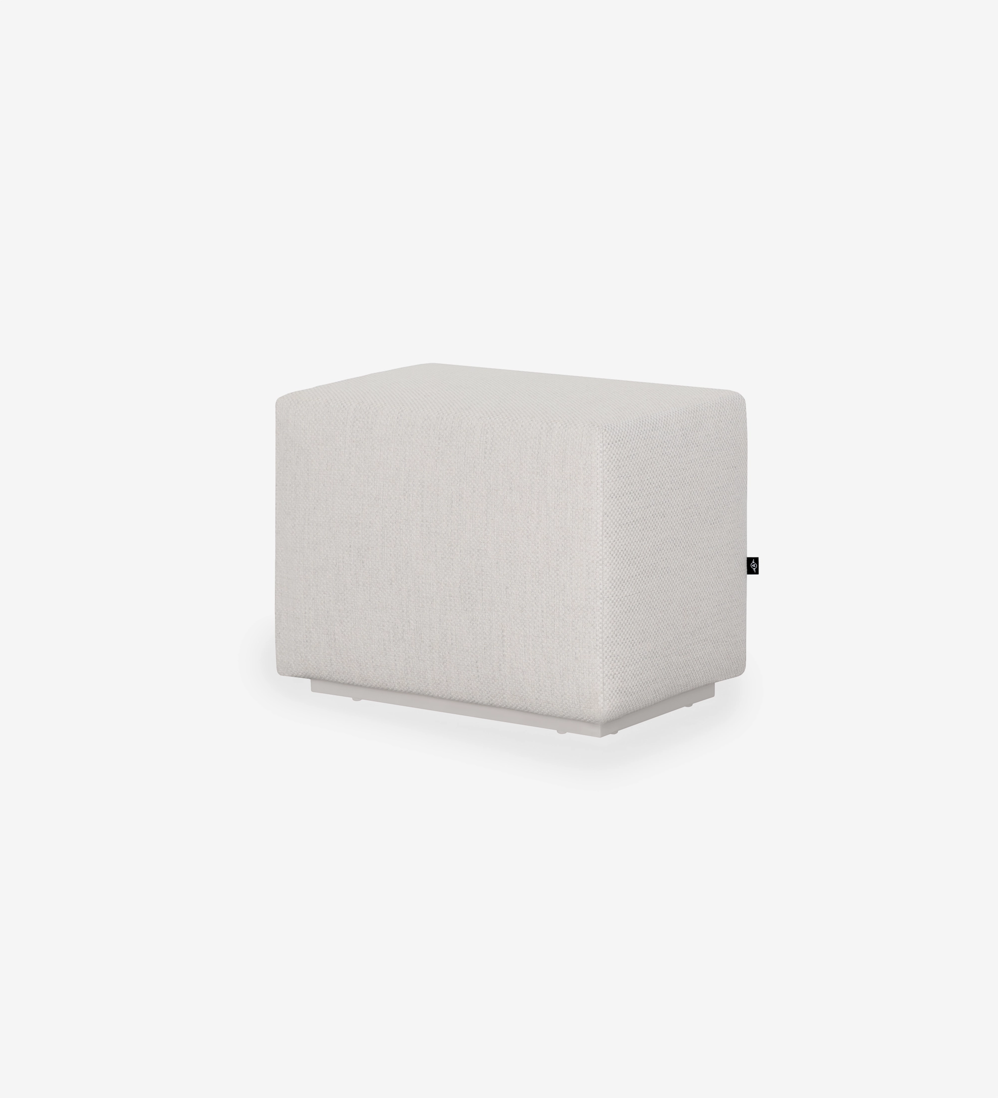 Pouf Nice rectangulaire en tissu beige clair avec étiquette noire sur le côté
