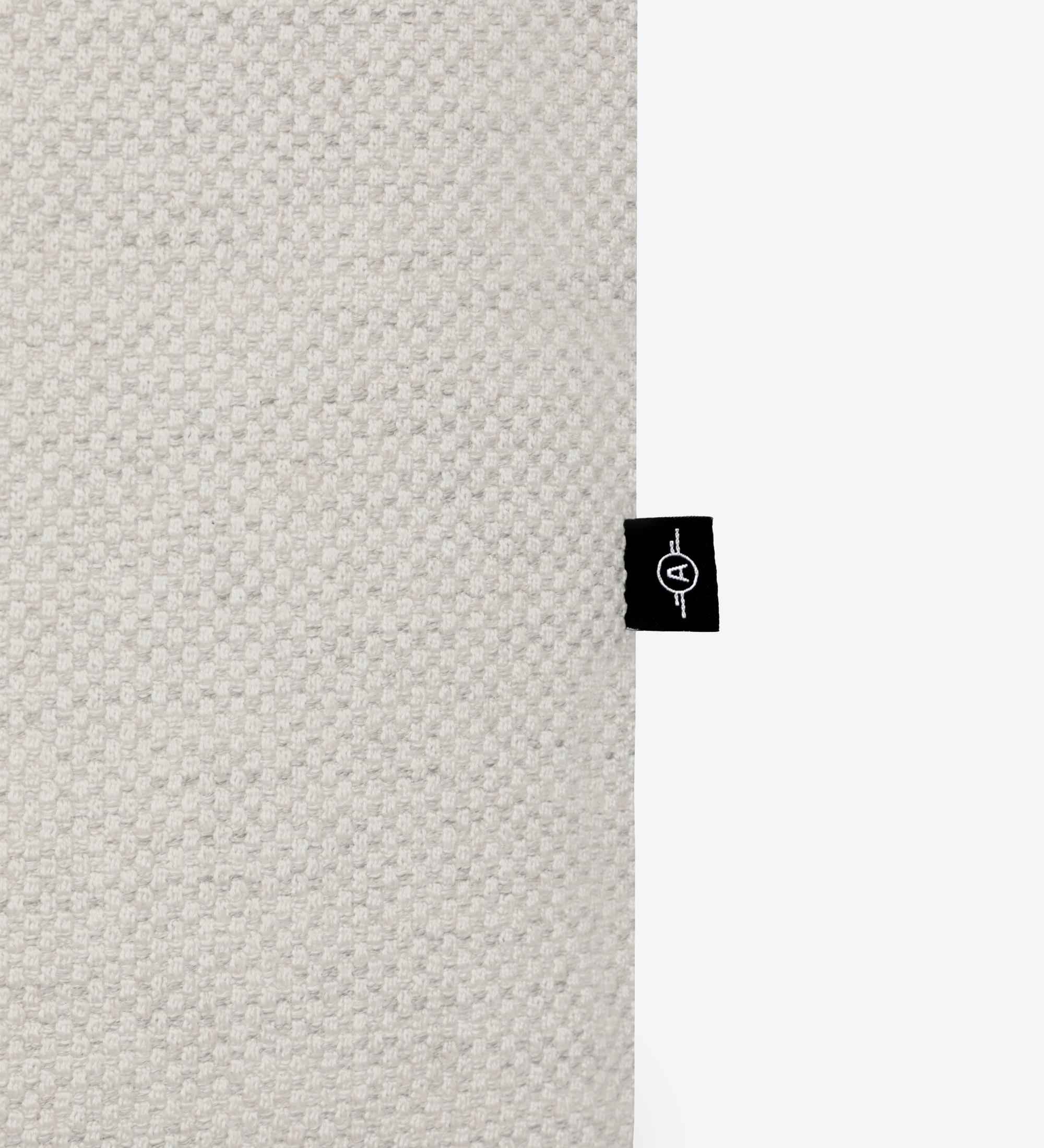 Pouf Nice tissu beige tissé gros plan avec étiquette noire