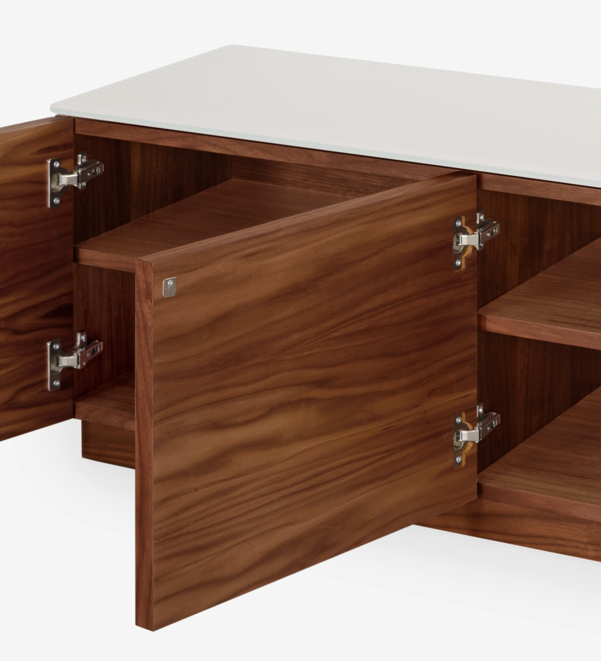 Móvel TV Geneve em madeira com tampo branco e portas abertas a mostrar prateleiras