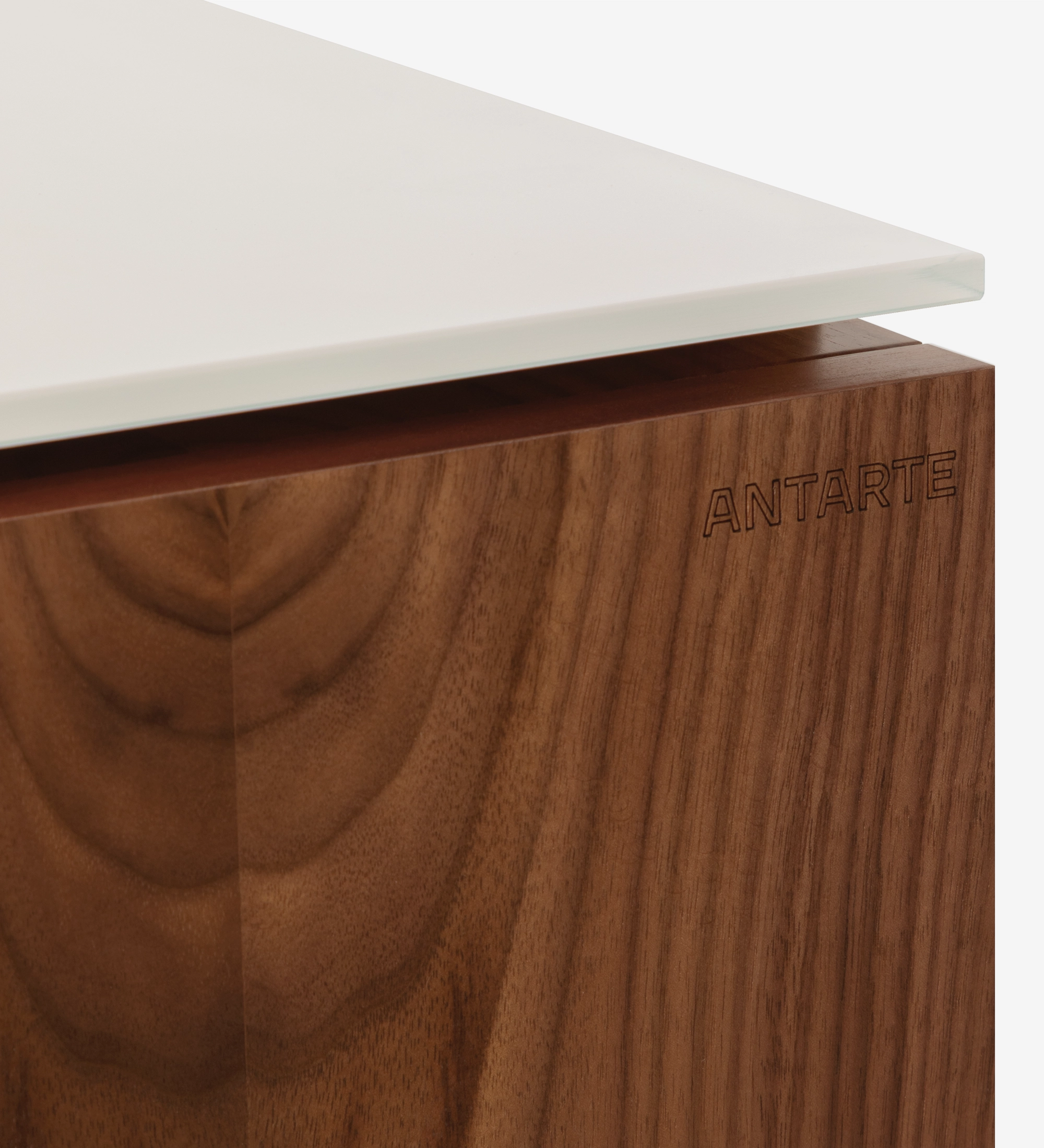 Móvel TV Geneve em nogueira com tampo branco e gravação ANTARTE