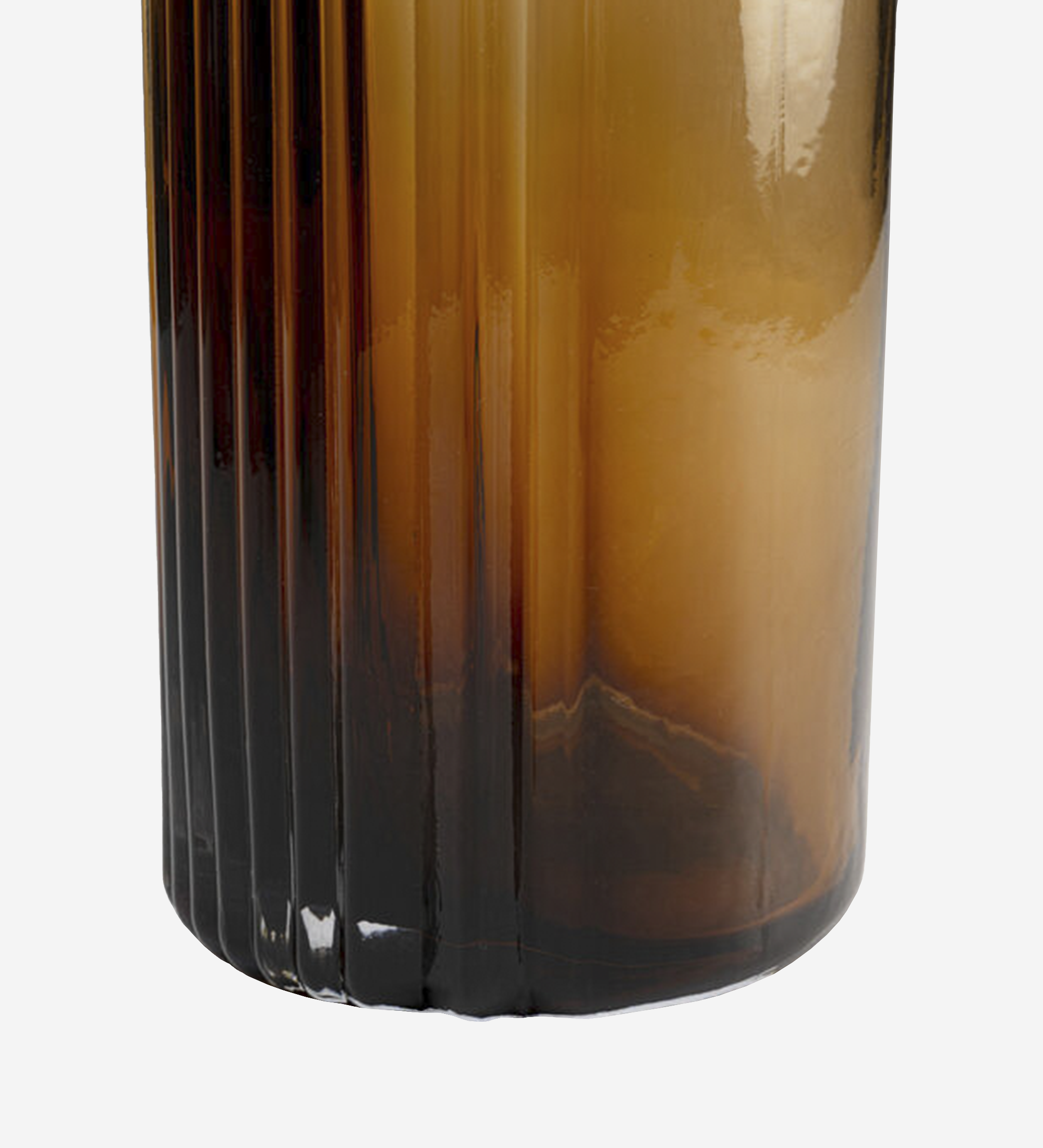 Jarra Daphne em vidro âmbar com acabamento estriado e base arredondada