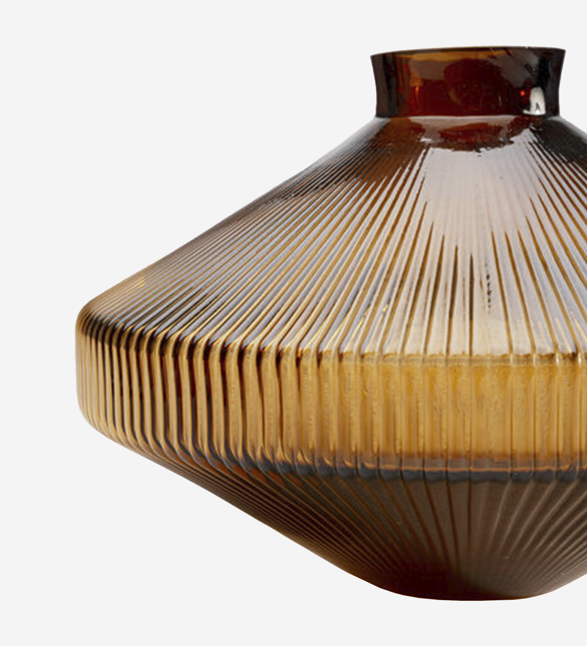 Jarra Daphne em vidro âmbar estriado, forma achatada e boca estreita
