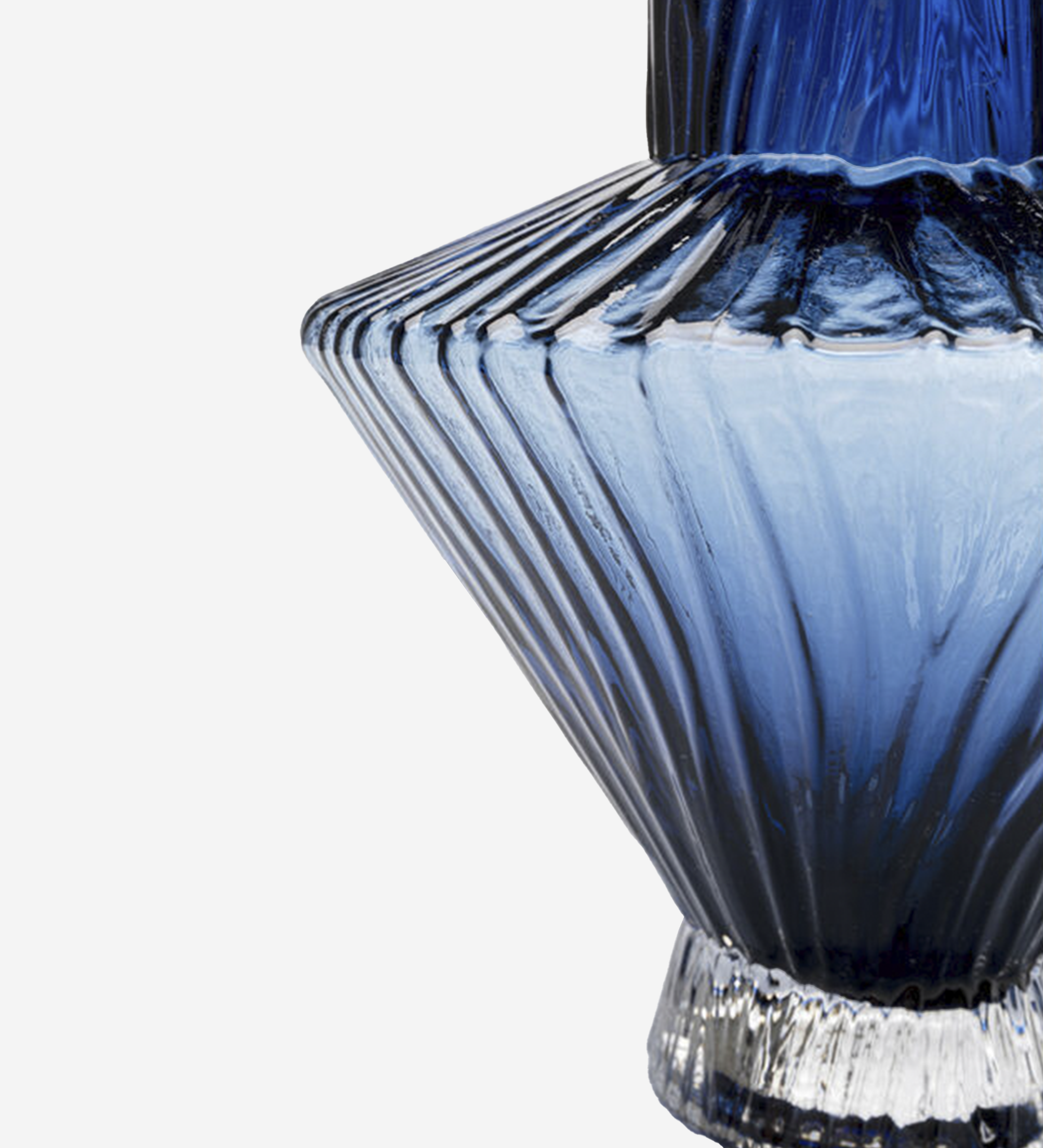 Jarra Daphne em vidro azul translúcido com estrias verticais e base transparente
