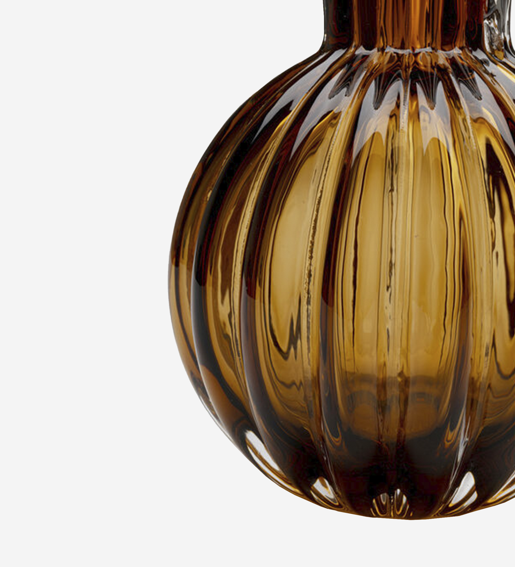 Jarra Daphne em vidro âmbar estriado, forma bulbosa e acabamento brilhante