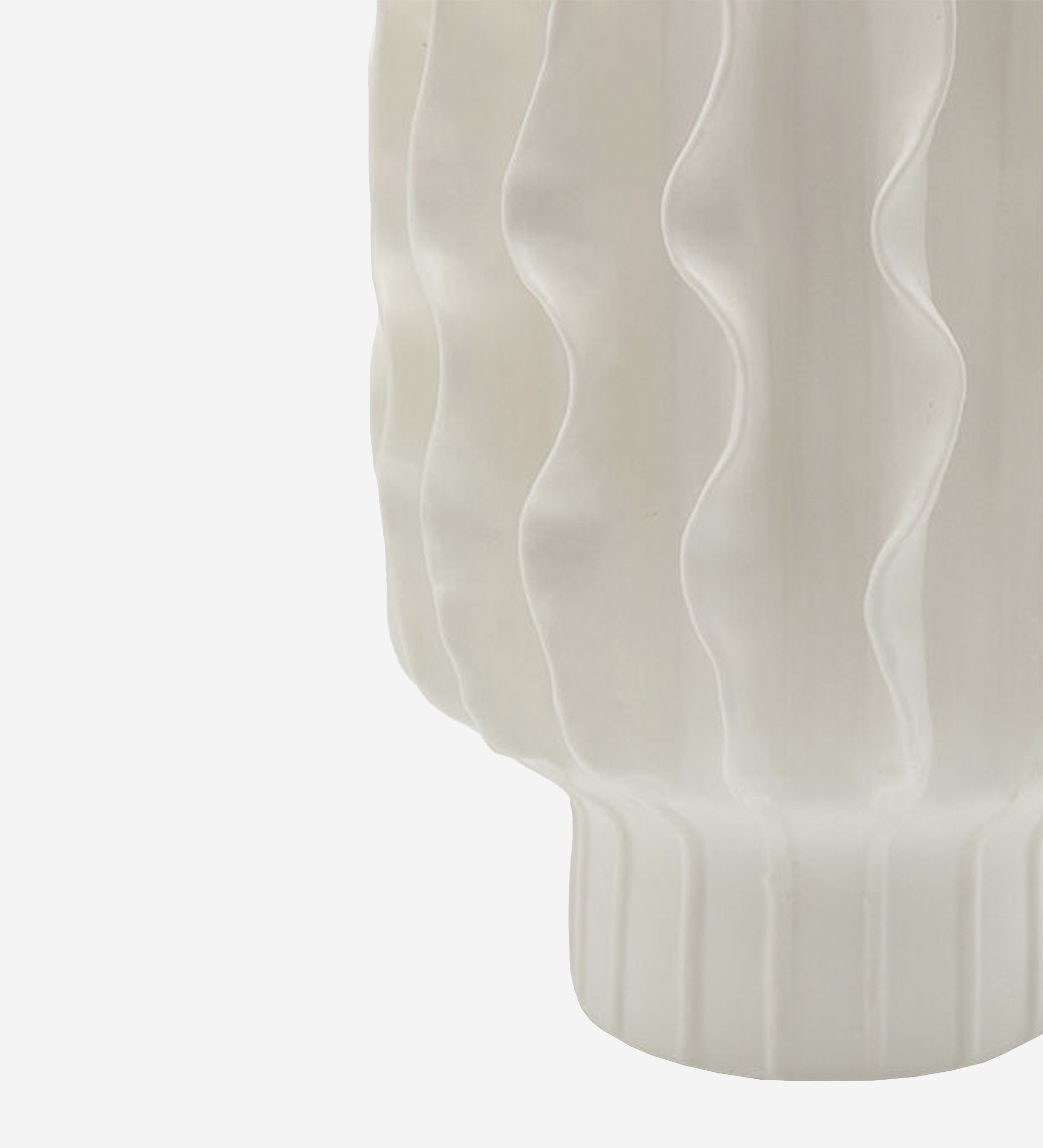 Vase Viento blanc en céramique à reliefs ondulés et base cannelée