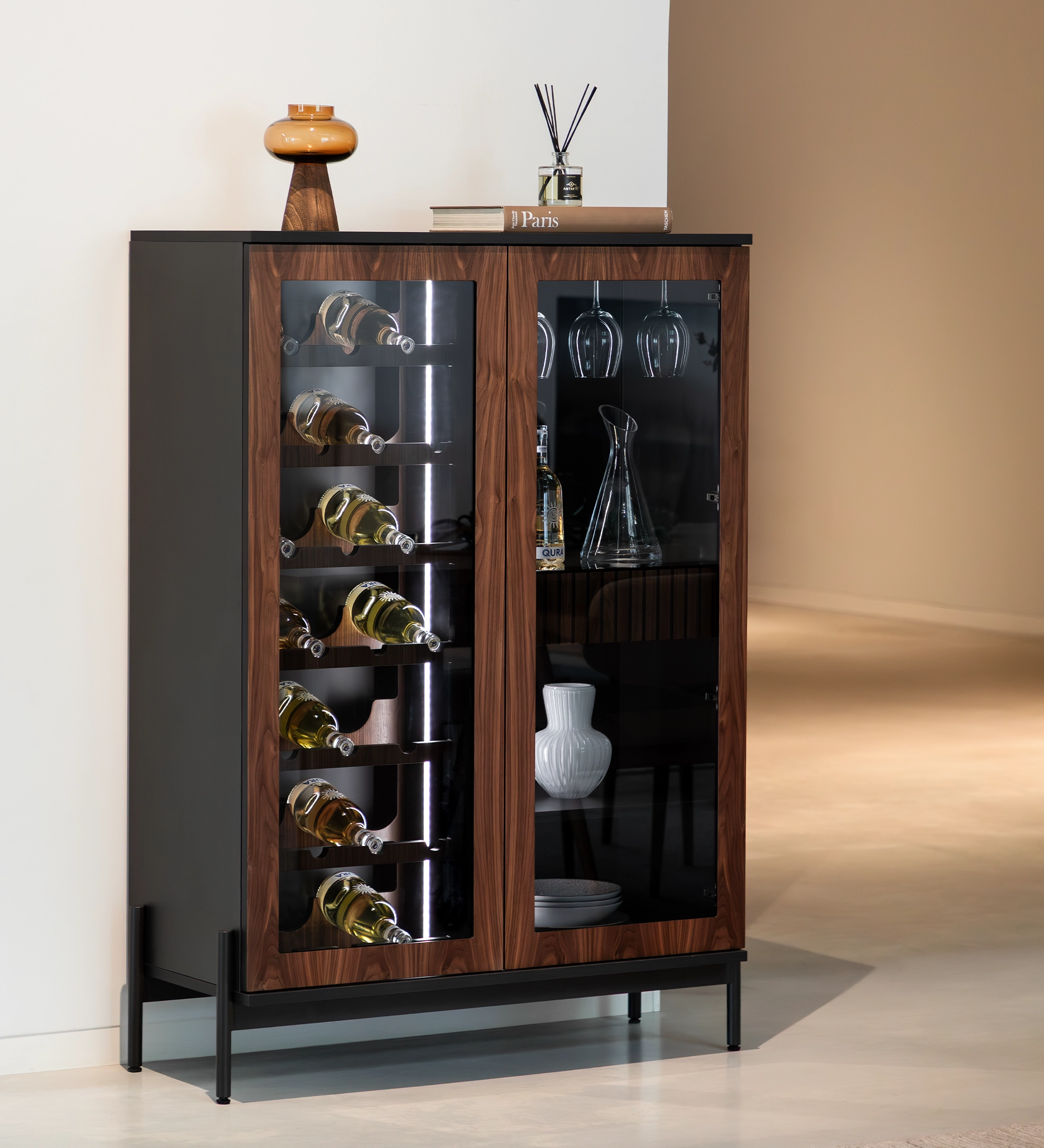 Móvel Garrafeira Cannes em madeira com portas de vidro, garrafas e copos expostos