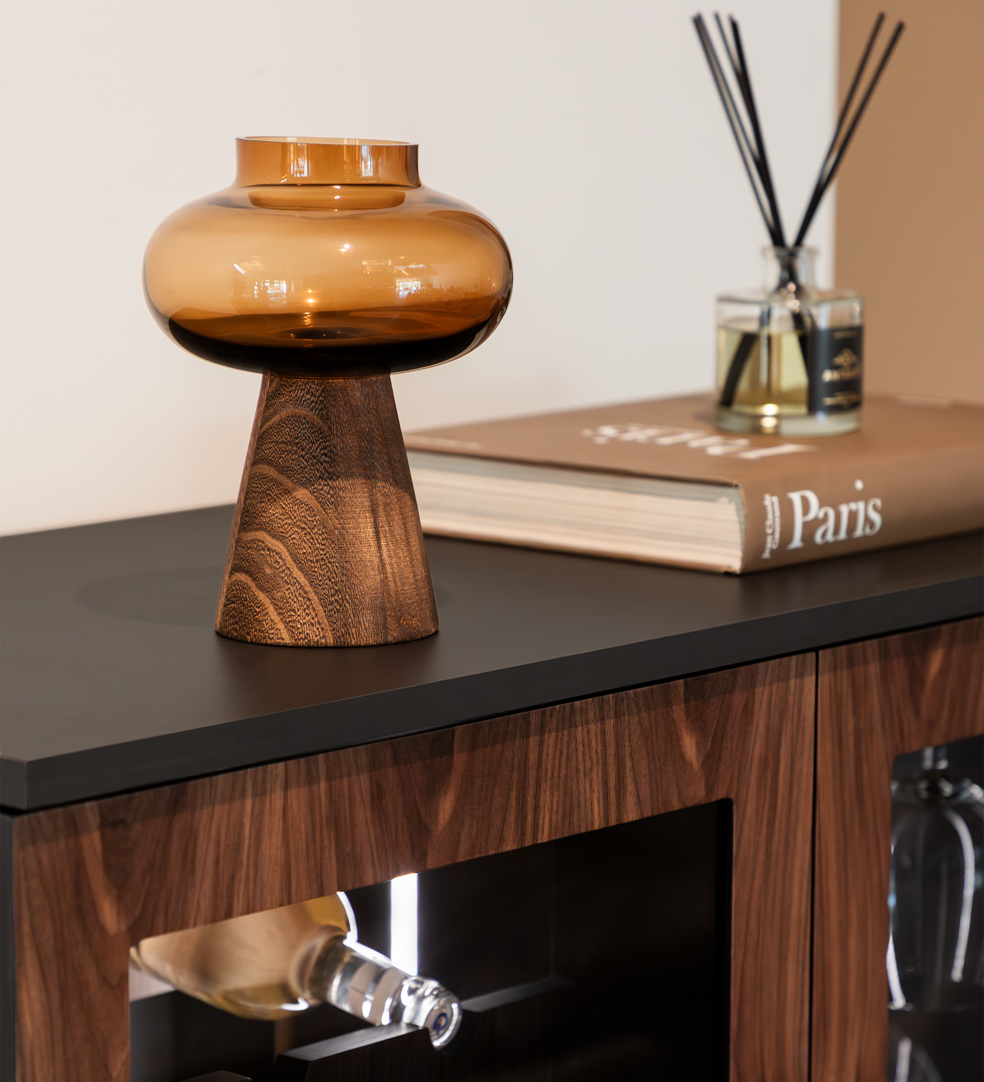 Móvel Garrafeira Cannes em nogueira com candeeiro de vidro âmbar, livro e difusor