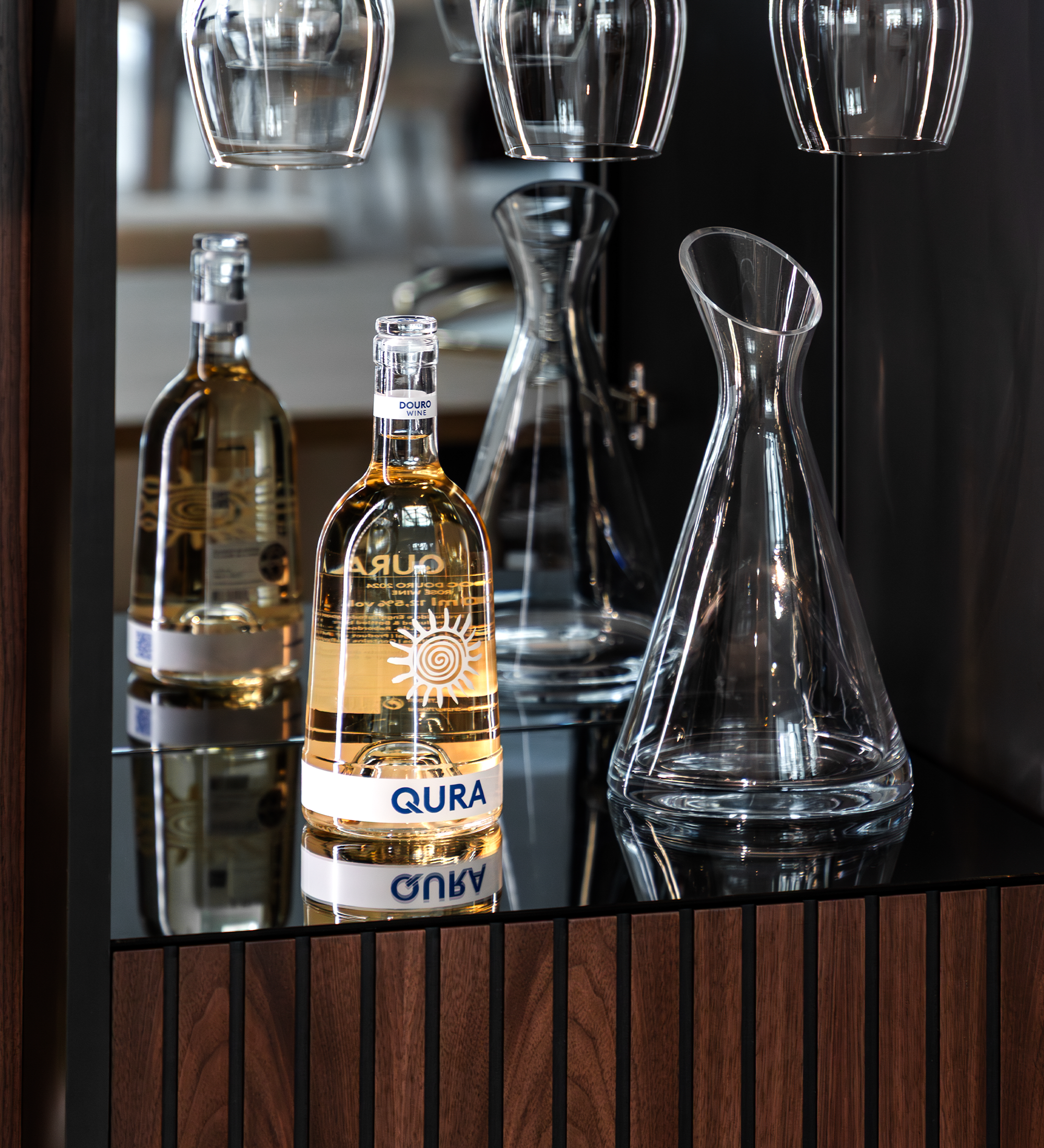 Móvel Garrafeira Cannes com garrafa de vinho e decanter em tampo espelhado