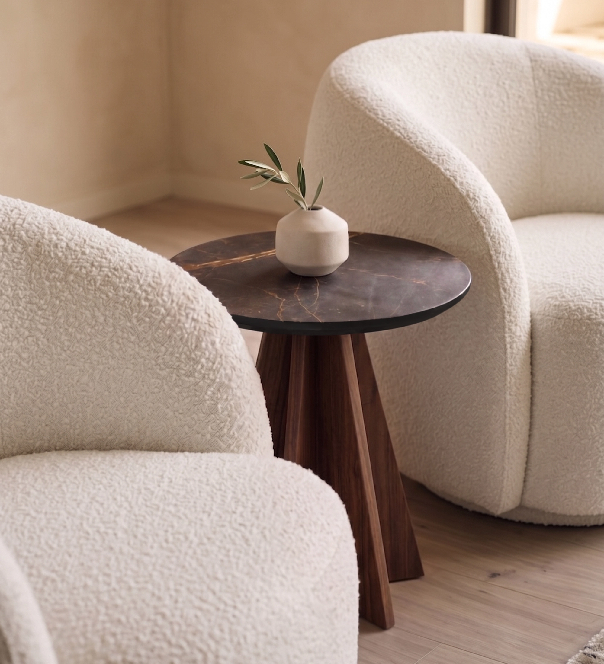 Mesa auxiliar Lagos con tapa de mármol oscuro y base de madera, jarrón y dos butacas