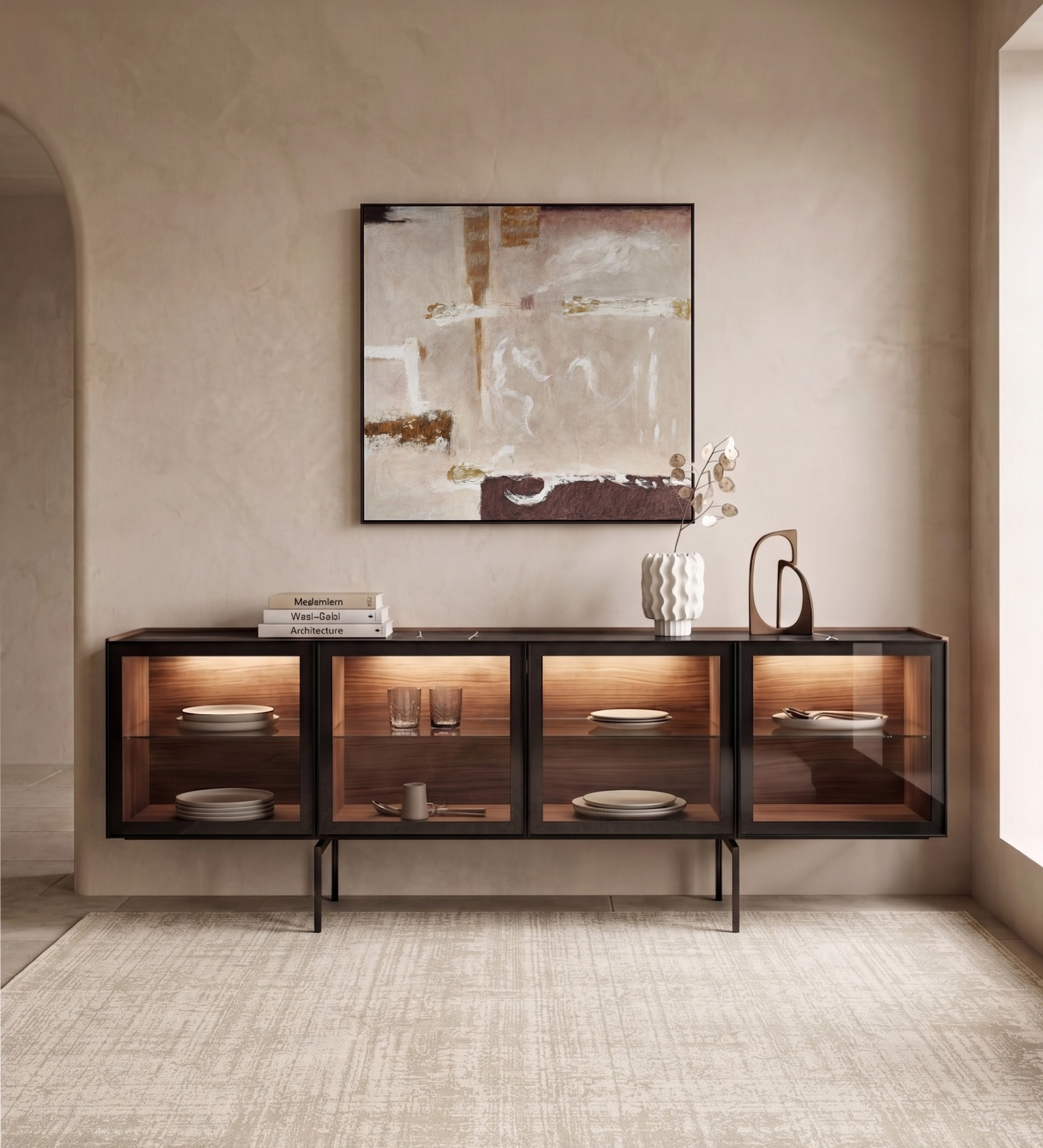 Aparador Lagos moderno de metal y vidrio con interior de madera y vajilla expuesta