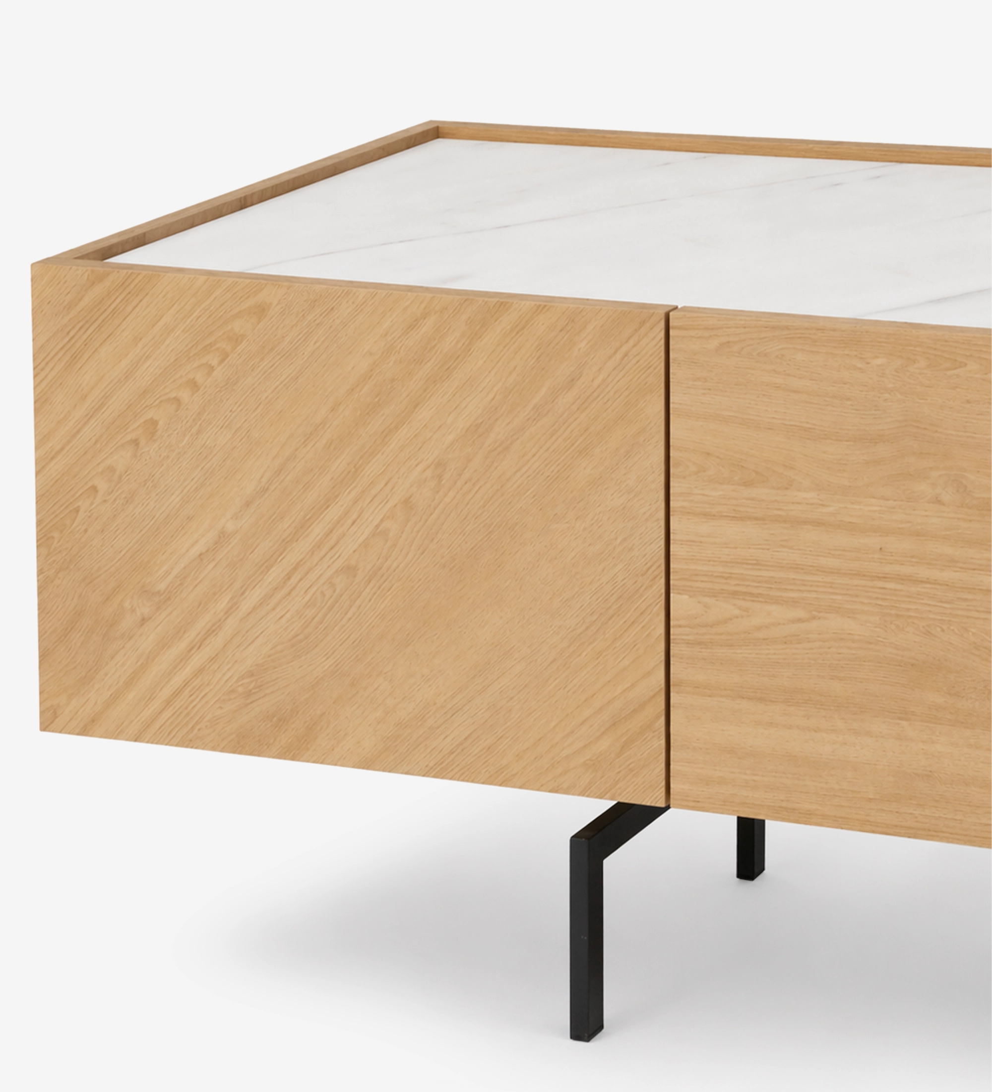 Mueble TV Lagos en roble claro con tapa de mármol blanco y patas metálicas negras