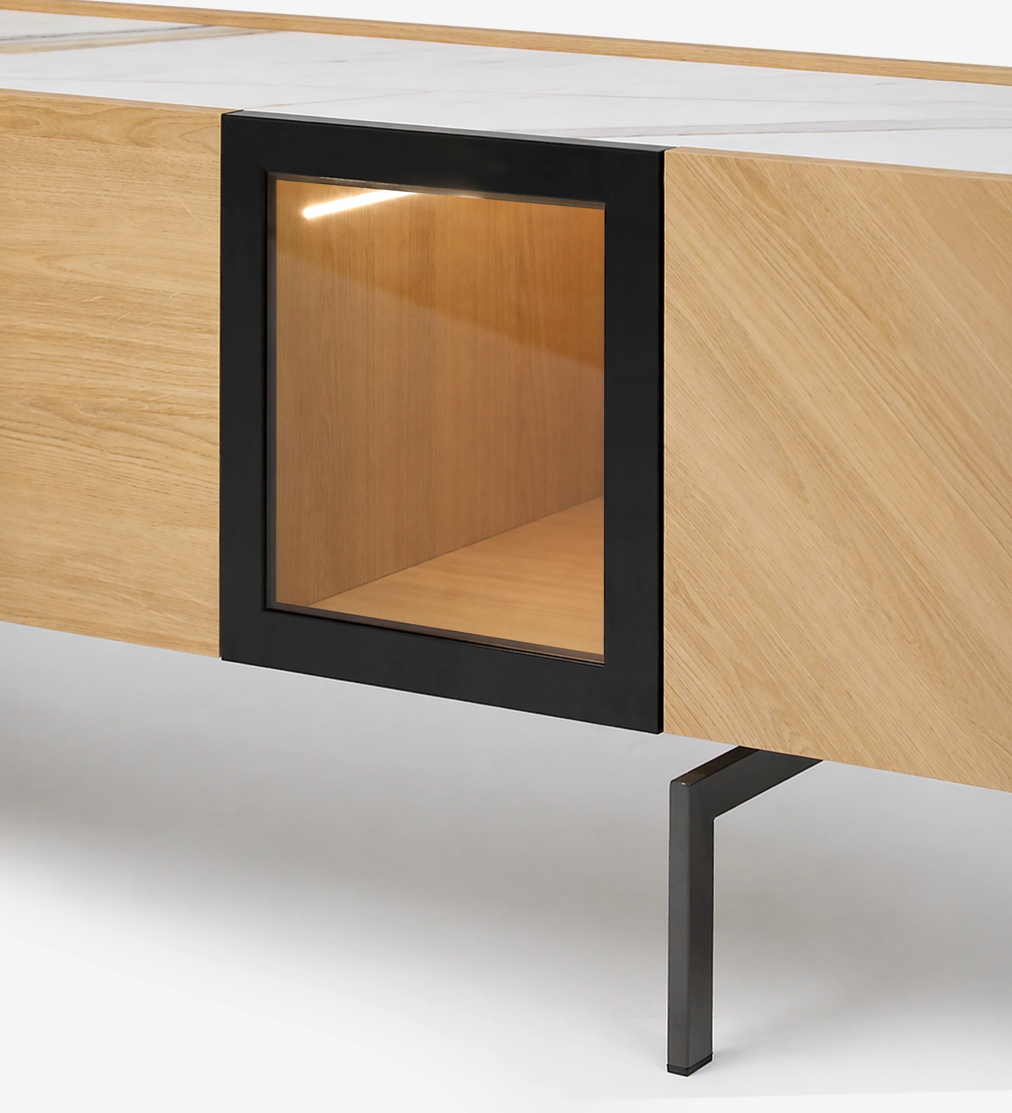 Mueble TV Lagos en madera clara con puerta de vidrio con marco negro y pata metálica