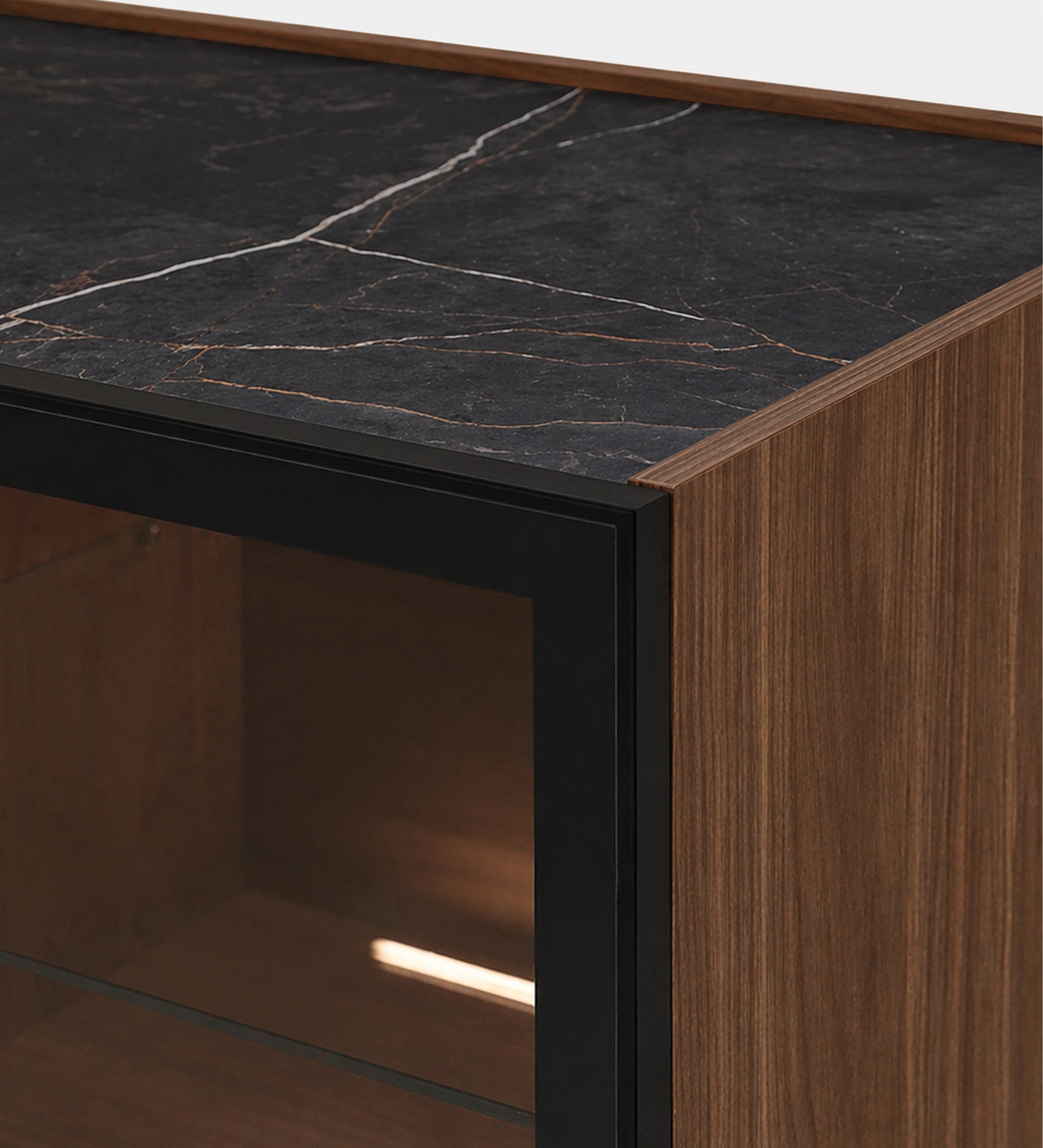Aparador Lagos con tapa de mármol oscuro, laterales de madera y puerta de vidrio