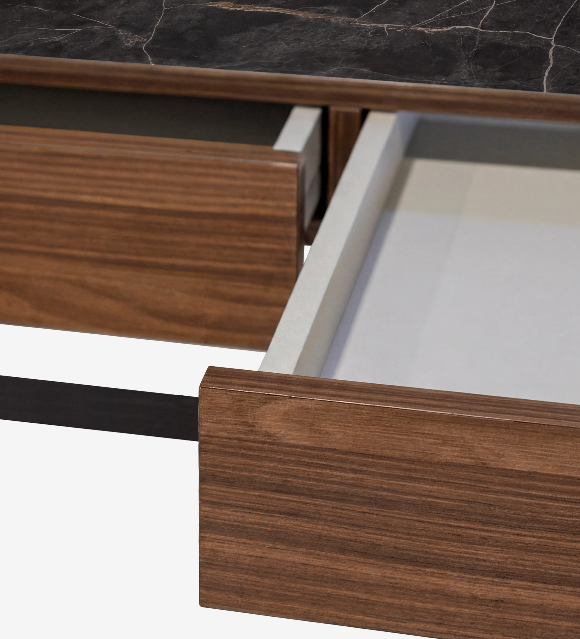 Bureau Lagos en bois avec tiroirs ouverts et plateau effet marbre