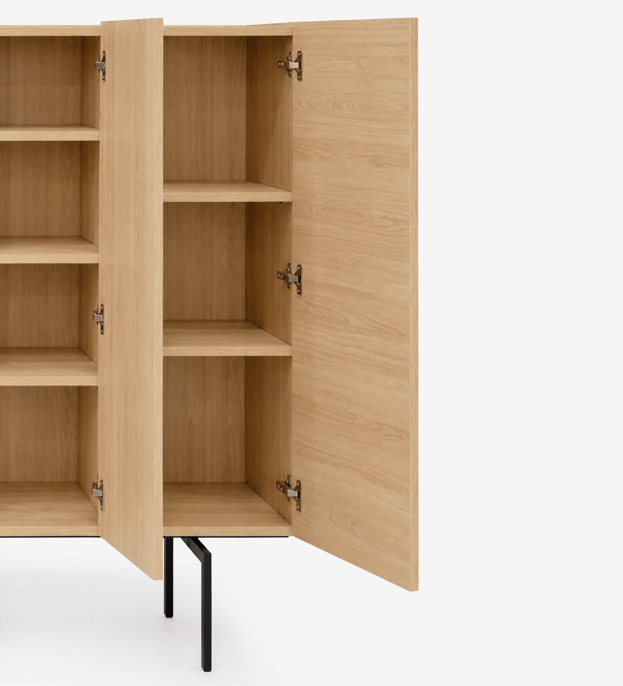 Despensa Lagos de madera clara con puertas abiertas, estantes y patas metálicas