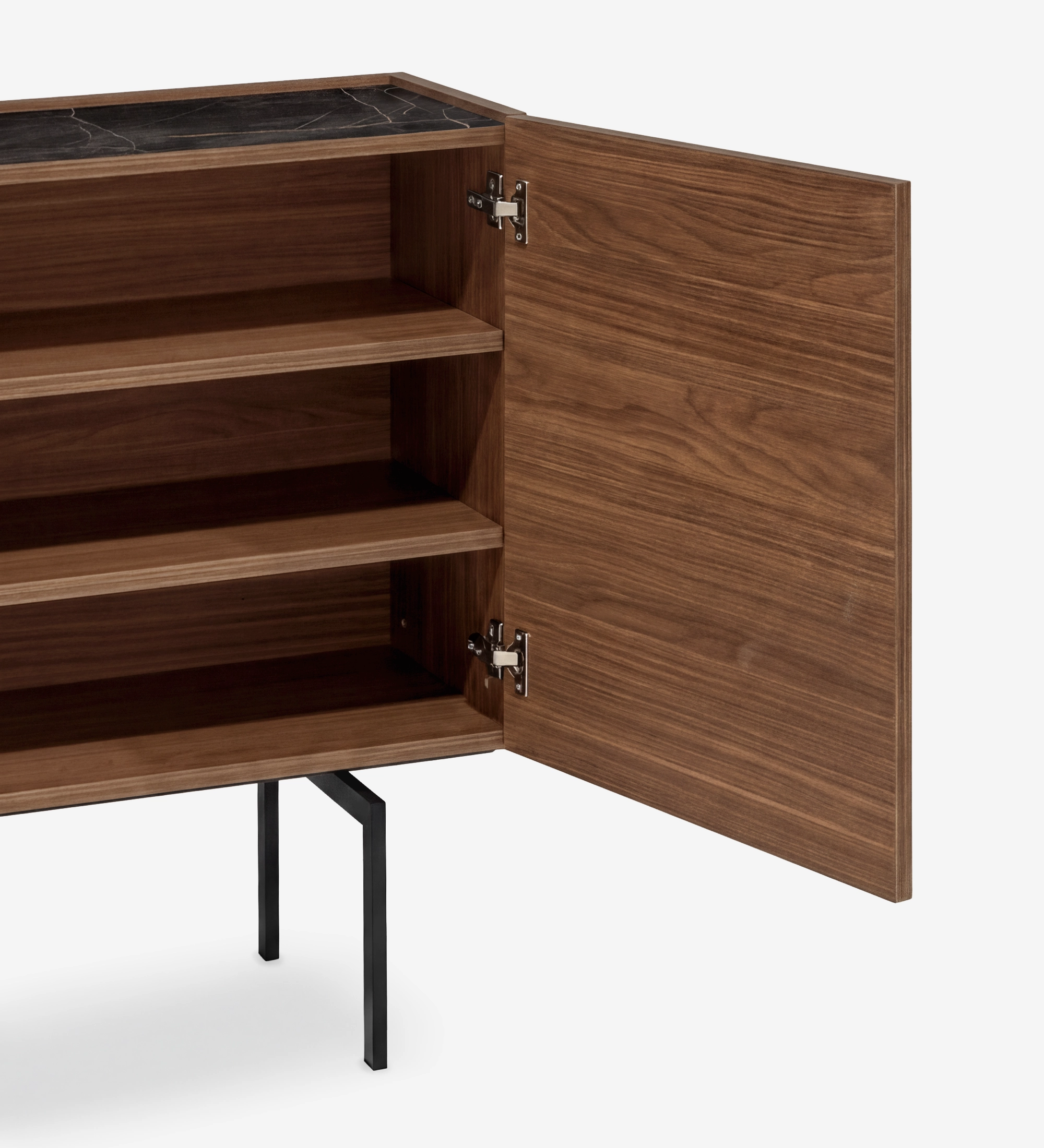 Zapatera Lagos de madera con puerta abierta, tres estantes, tapa efecto mármol y patas metálicas.