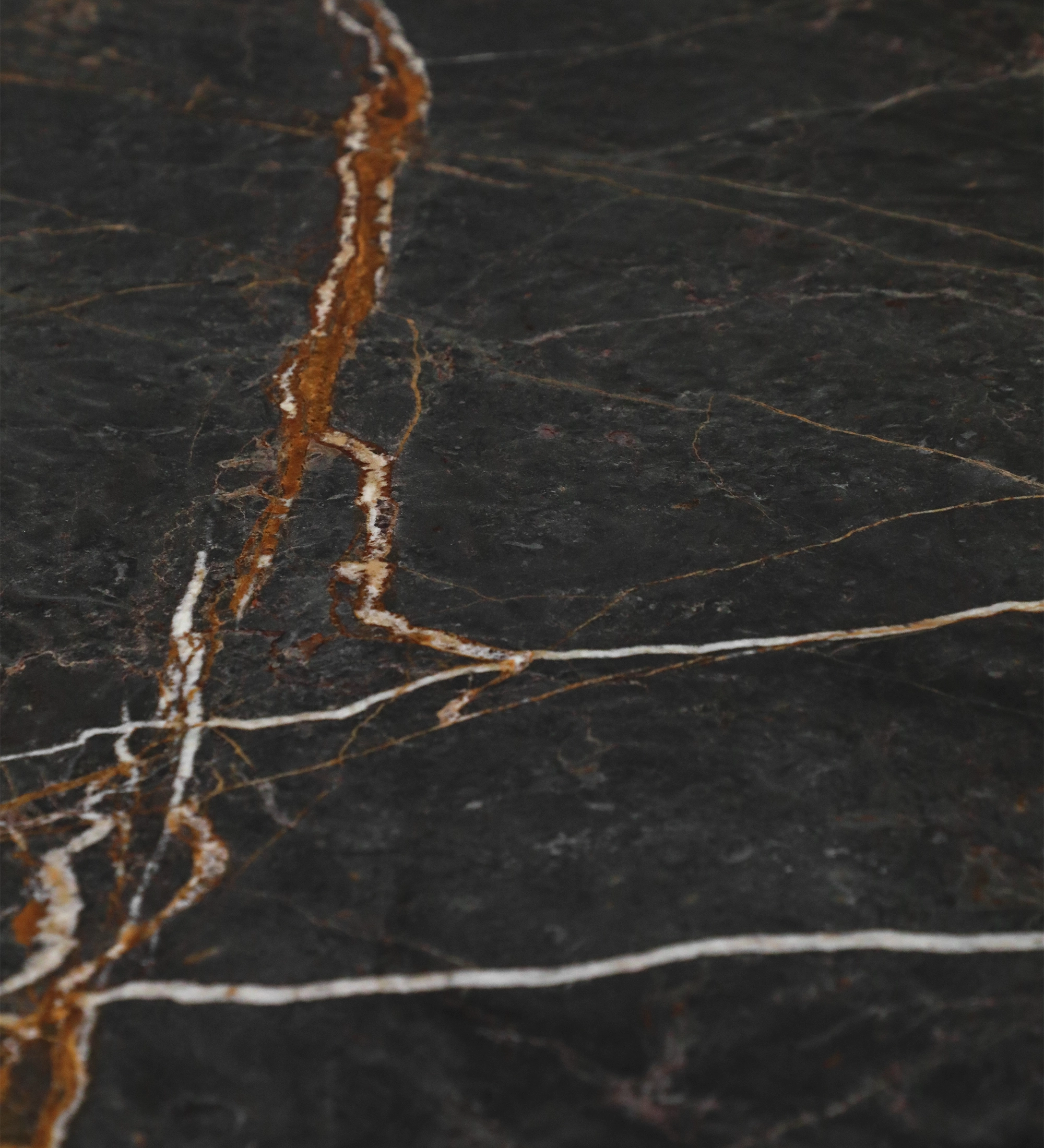 Table à Manger Lagos, plateau en marbre noir veiné de blanc et brun