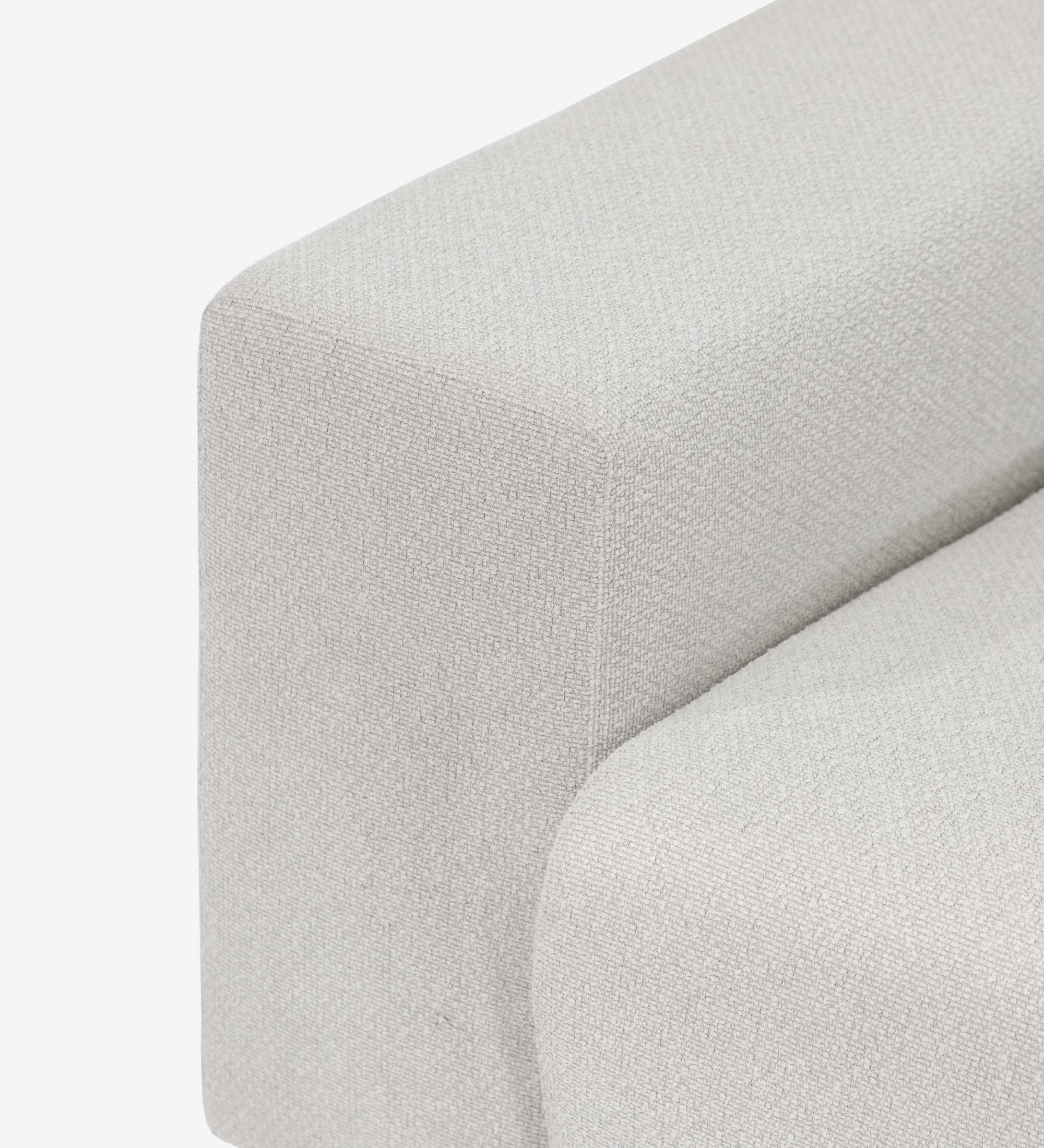 Canapé Lagos gris clair en tissu texturé, gros plan sur l'accoudoir