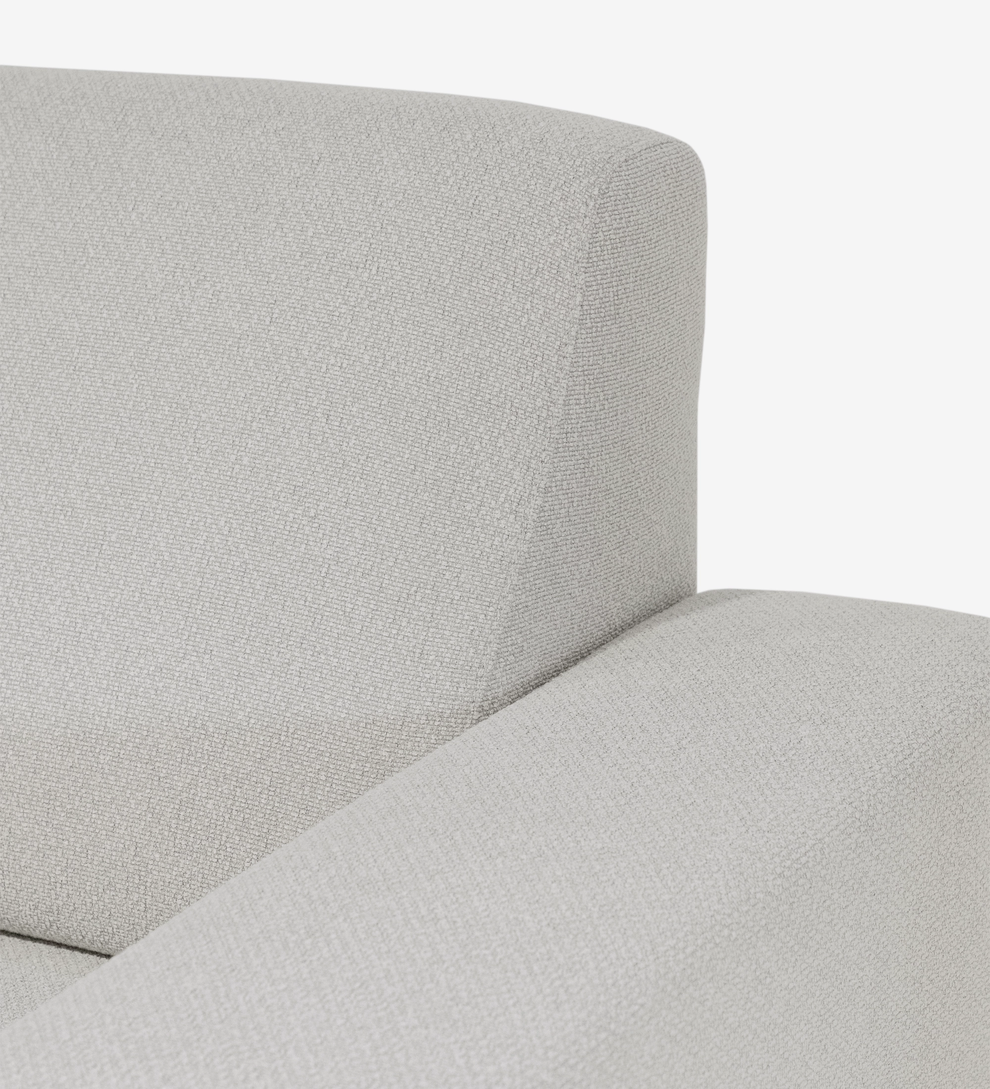 Canapé Lagos tissu beige clair, gros plan sur dossier et accoudoir