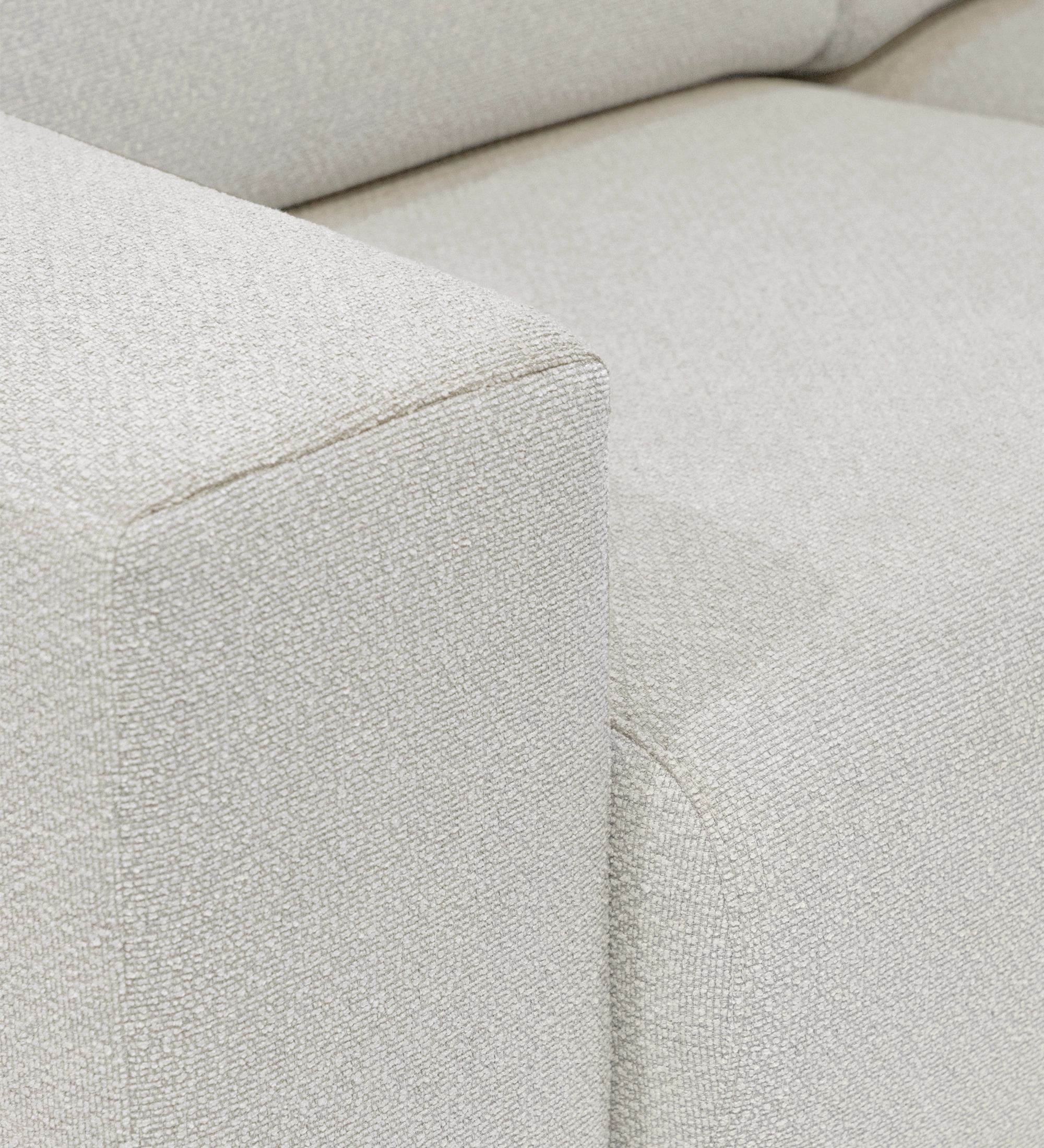 Sofá com Chaise Longue Lagos em tecido bouclé bege, detalhe do braço