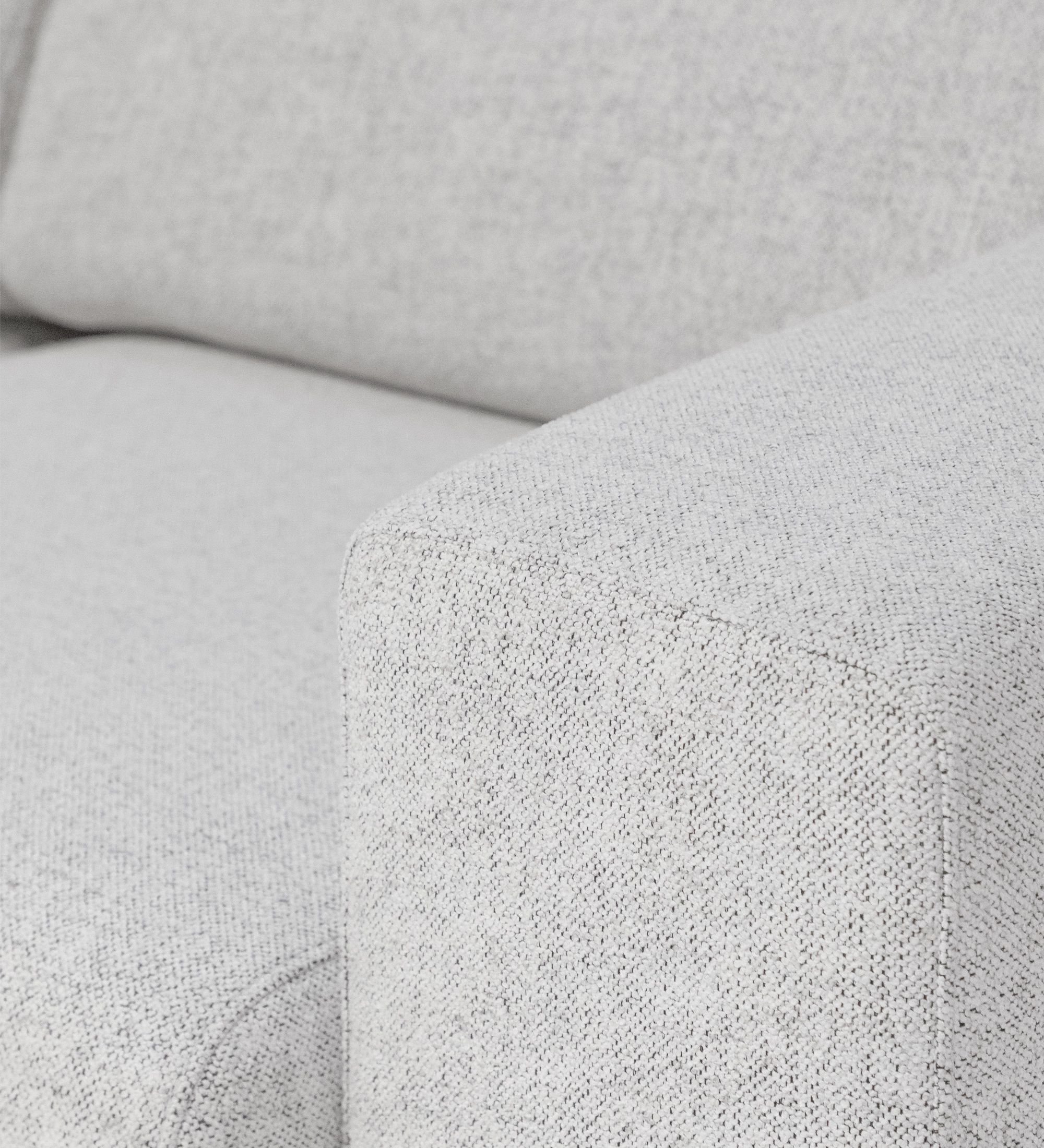 Sofá com Chaise Longue Lagos, detalhe do braço e assento em tecido cinza claro