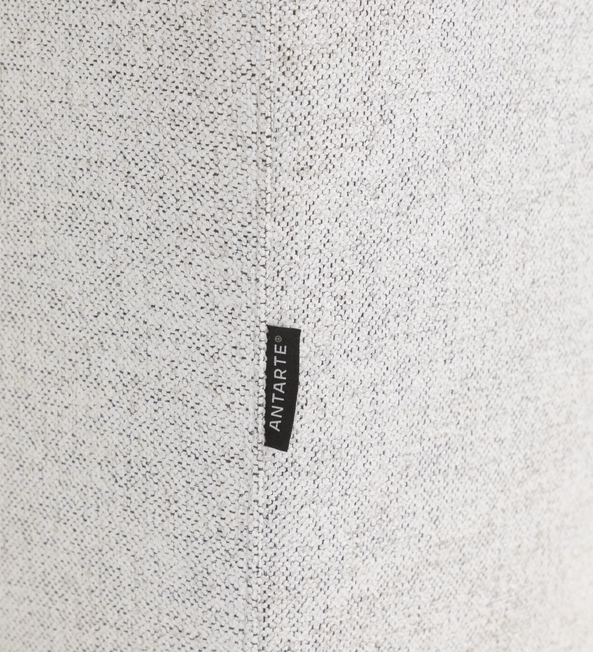 Detalhe do tecido claro com etiqueta Antarte do Sofá com Chaise Longue Lagos