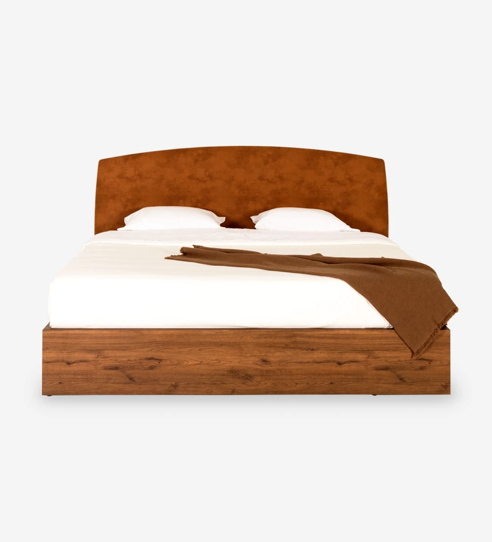 Lit double avec tête de lit et sommier en chêne vieilli, recouverts de tissu, avec rangement grâce au sommier relevable.