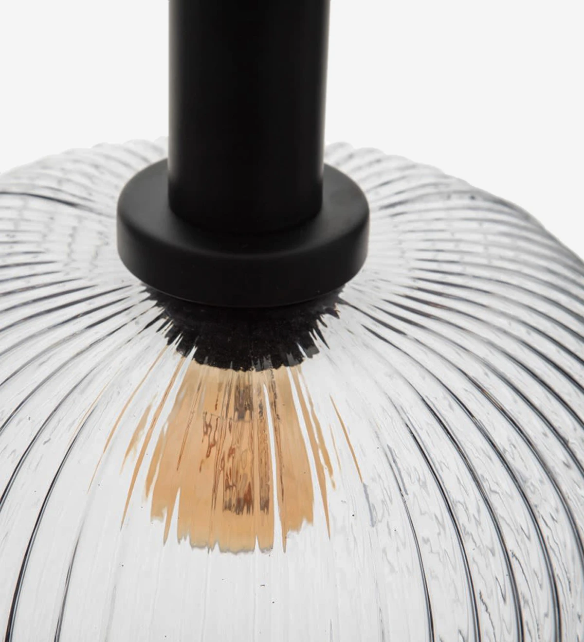 Lampe à suspension en métal noir avec abat-jour en verre transparent.