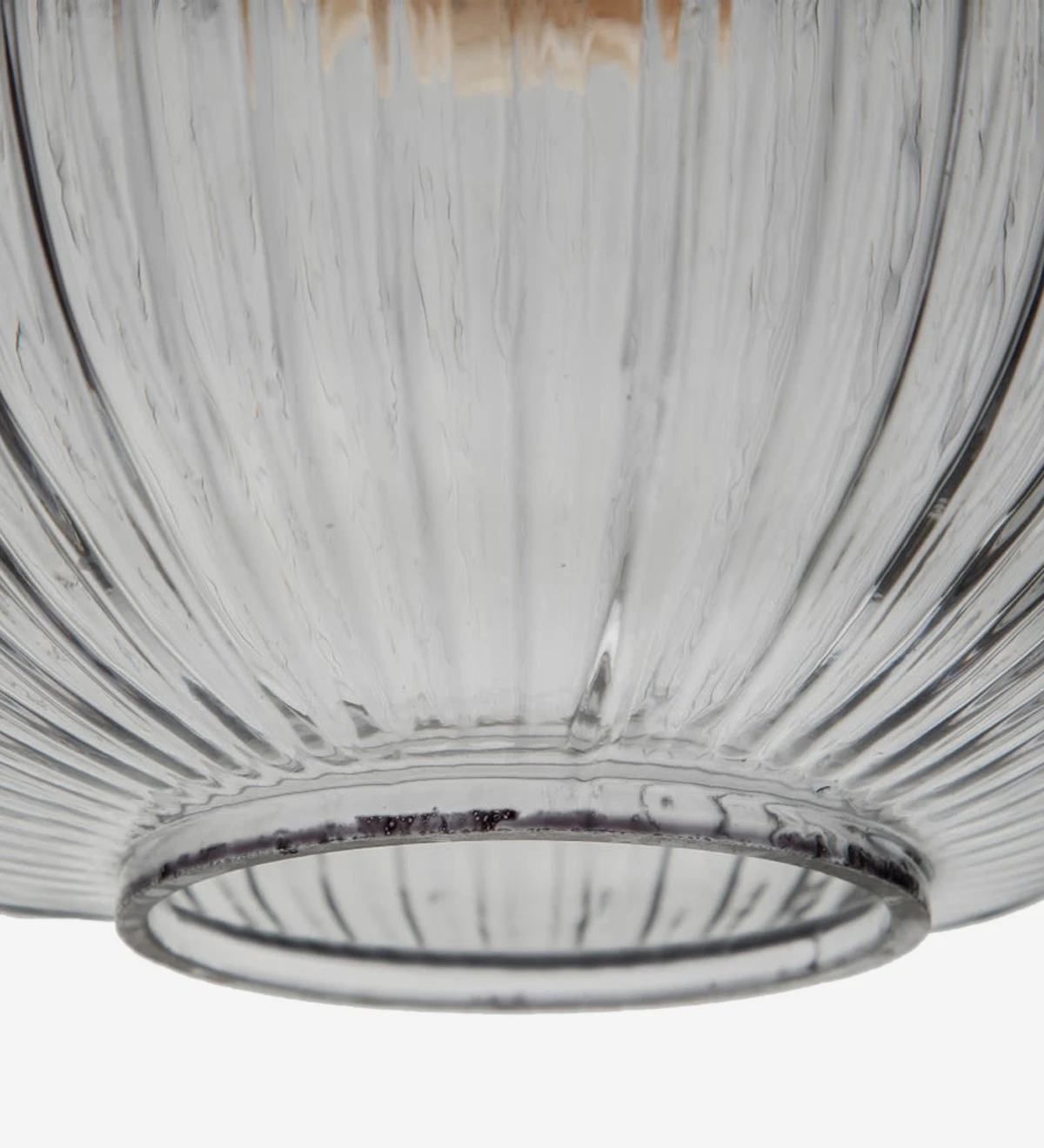 Lampe à suspension en métal noir avec abat-jour en verre transparent.