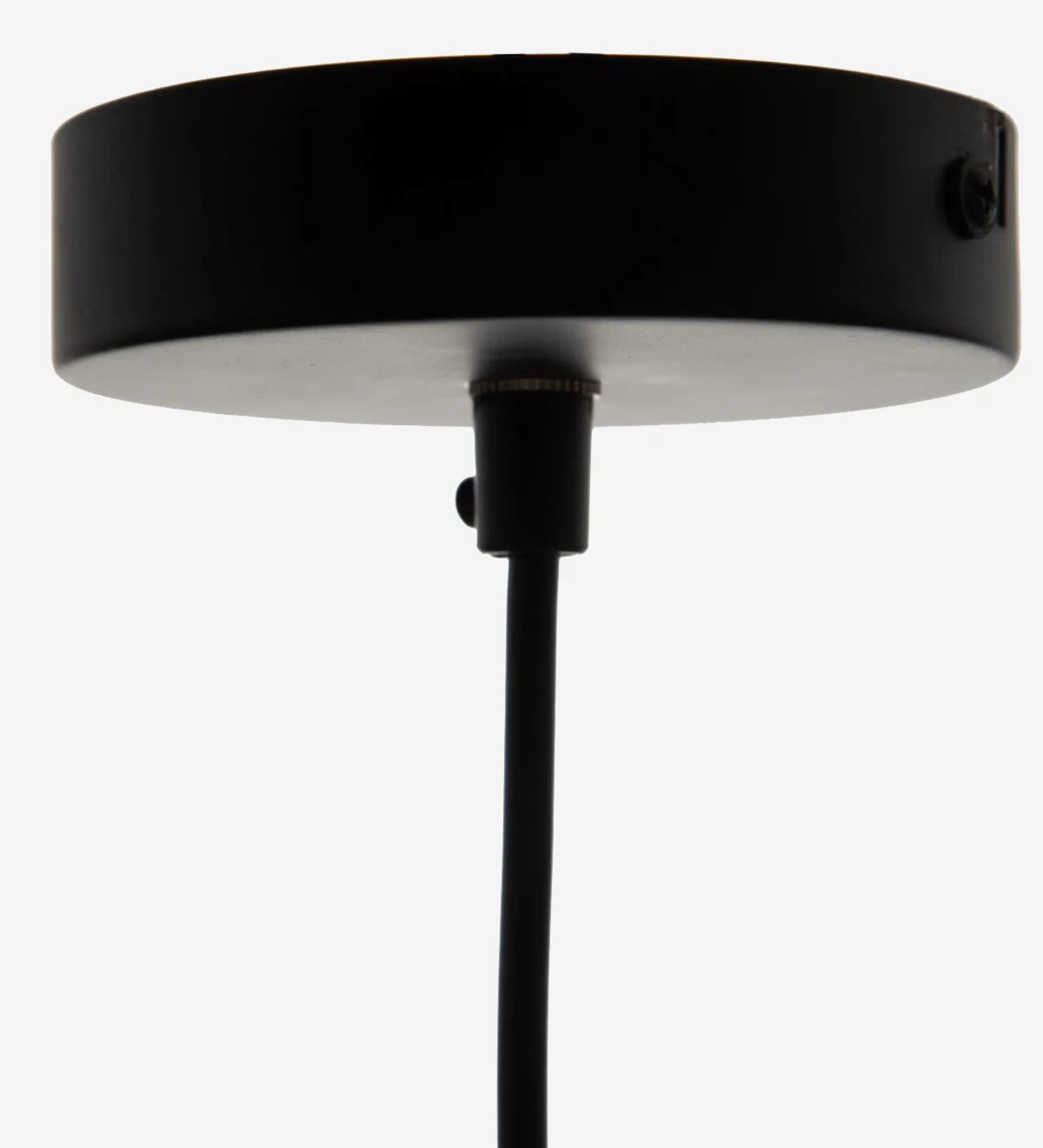 Lámpara de suspensión en metal negro con pantalla de cristal transparente.