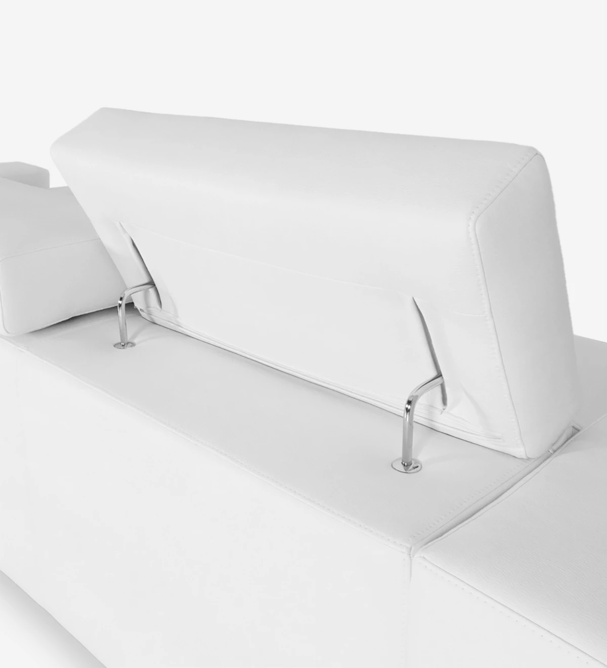 Sofá de 2 plazas con chaise longue, tapizado en ecopiel blanca, con reposacabezas reclinables.Sofá de 2 plazas con chaise longue, tapizado en ecopiel blanca, con reposacabezas reclinables.