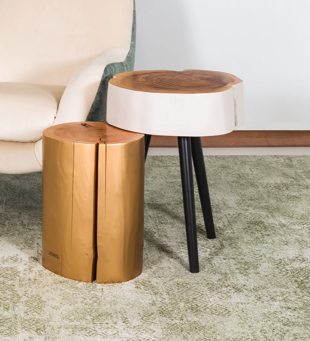 Trunk side table in natural cryptomeria wood lacquered in pearl, with 3 turned legs lacquered in black.