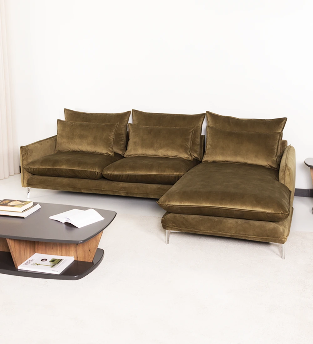 Sofá 2 plazas con chaiselongue, tapizado a tejido con pies metálicos.