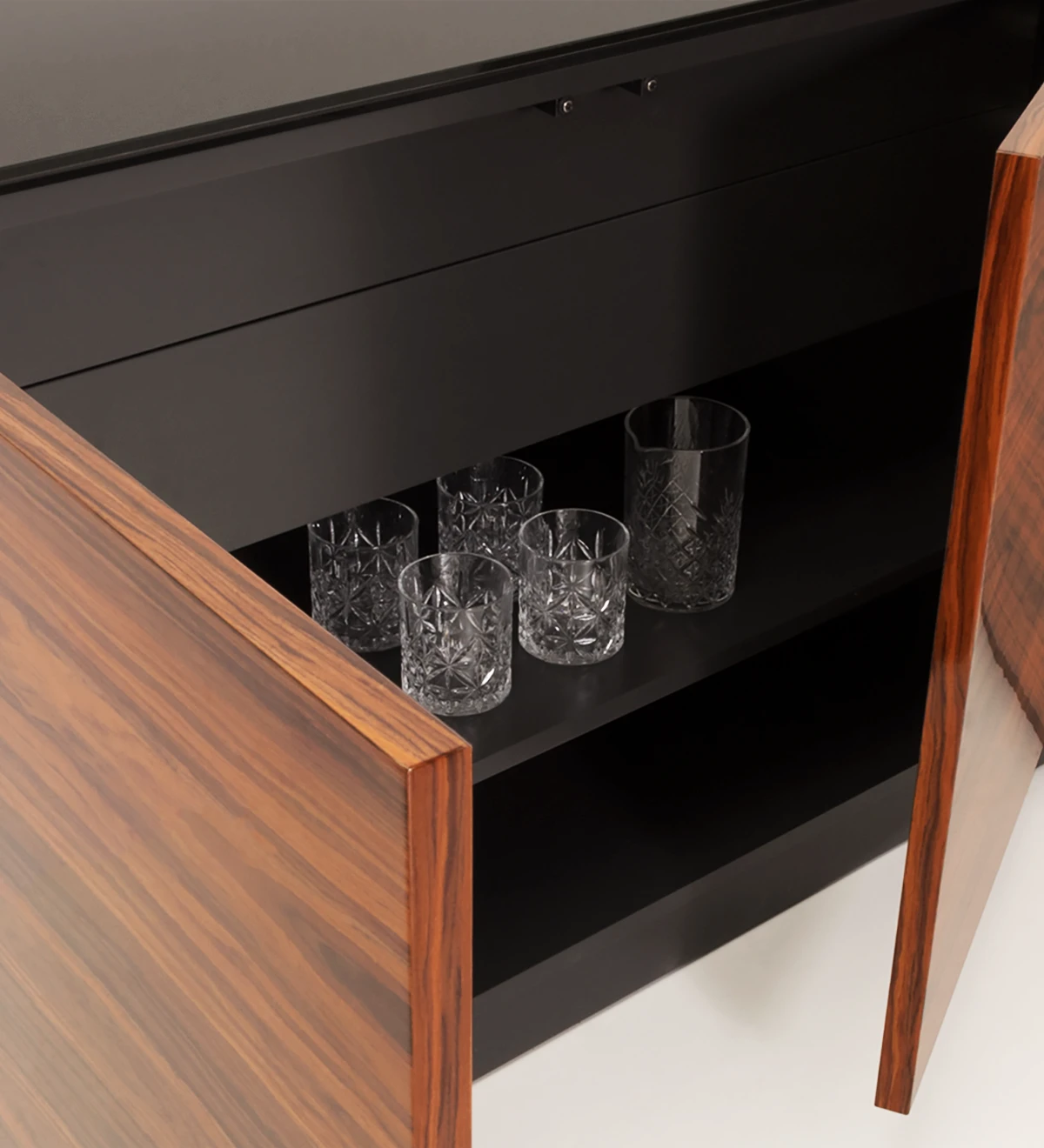 Sideboard with 4 doors in high gloss palissander, with drawer for cutlery, with black glass top, black lacquered structure.