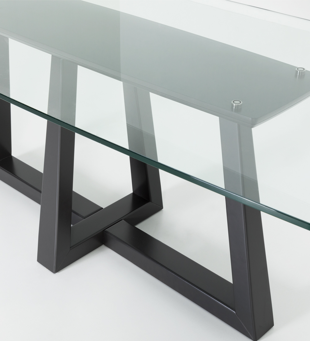 Mesa de jantar retangular com tampo de vidro e pé central lacado a negro
