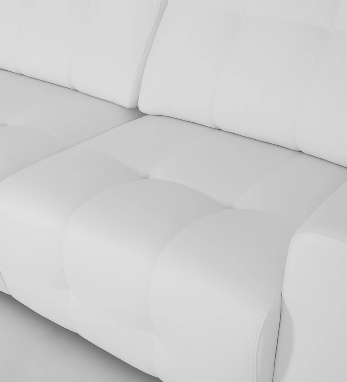 Sofá de 2 lugares estofado em ecopele branca, com pés em cromado