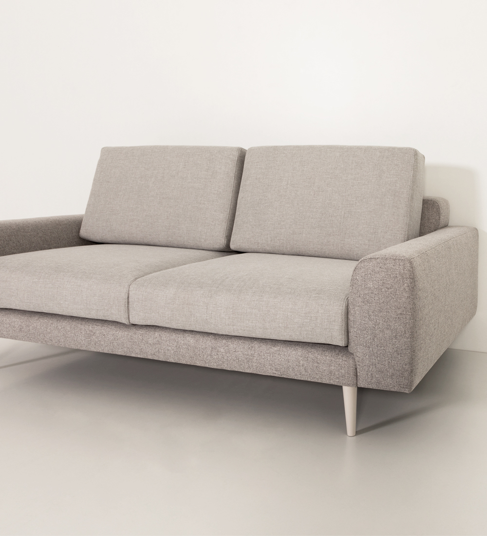 Sofá Oslo 2 lugares, estofado a tecido, pés lacados a pérola Antarte